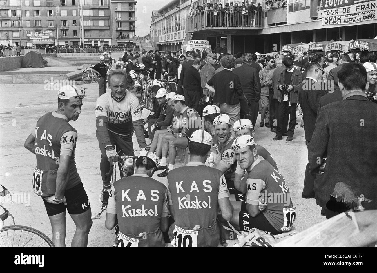 Tour de France 1964 Description: 51ème Tour de France 1964 The Spanish Cash Team for the start Date: 22 juin 1964 lieu: France, Rennes mots clés: Sport, cyclisme Nom de l'institution: Tour de France Banque D'Images