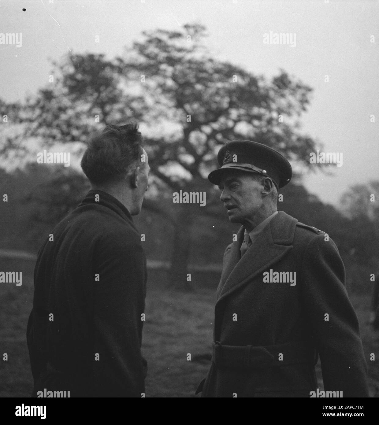 Army [Army] Anefo London Series Description: 610 UN général britannique parlant au P.T. Formation physique. Instructeur. Le Camp De L'Armée Néerlandaise À Wolverhampton. Les autorités britanniques visitent le camp néerlandais. Un général britannique parle à un professeur de gymnastique Date: 1941 lieu: Grande-Bretagne mots clés: Instructeurs, armée, officiers, Soldats, seconde Guerre mondiale Banque D'Images