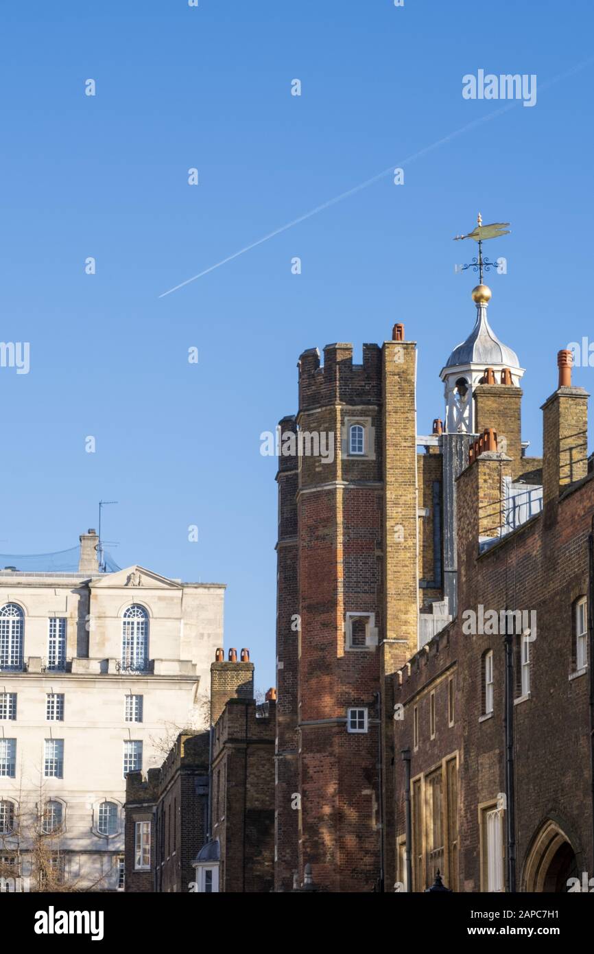 Porte principale du Palais Saint-Jacques, où le Conseil d'accession se réunit après la mort d'un monarque, avec des tours et des briques de l'époque Tudor, Londres, Royaume-Uni Banque D'Images