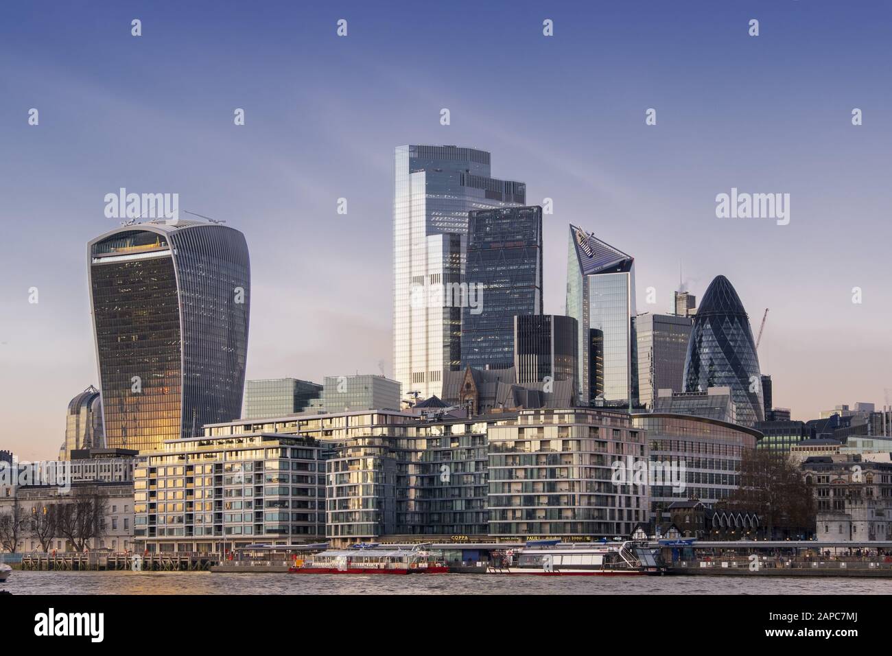 Le quartier des affaires de Londres avec le Walkie Talkie, le Gherkin et le vingt-Deux bâtiment nouvellement achevé, le plus haut du quartier financier de la ville de Londres Banque D'Images