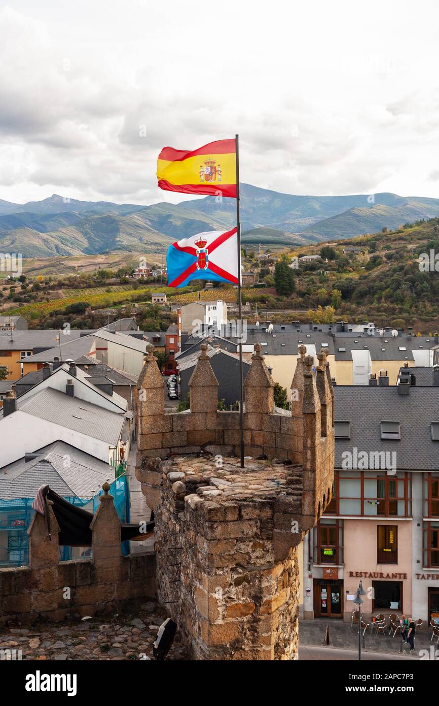 Les drapeaux de la région de Bierzo et d'Espagne survolent Ponferrada, Castille et Leon. Une tourelle du château des Templiers, des montagnes et des vignobles au loin. Banque D'Images