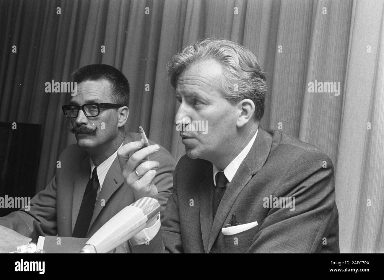 A. Kloos, président NVV, présente son livre Het achterste van het tong in Nieuwpoort La Haye a quitté Harry America, chef de presse NVV et droite Kloos, kop/Date: 14 mai 1969 lieu: Den Haag, Zuid-Holland mots clés: Présidents, Nom personnel: Harry Amerika, Kloos A. Nom de l'institution: NVV Banque D'Images