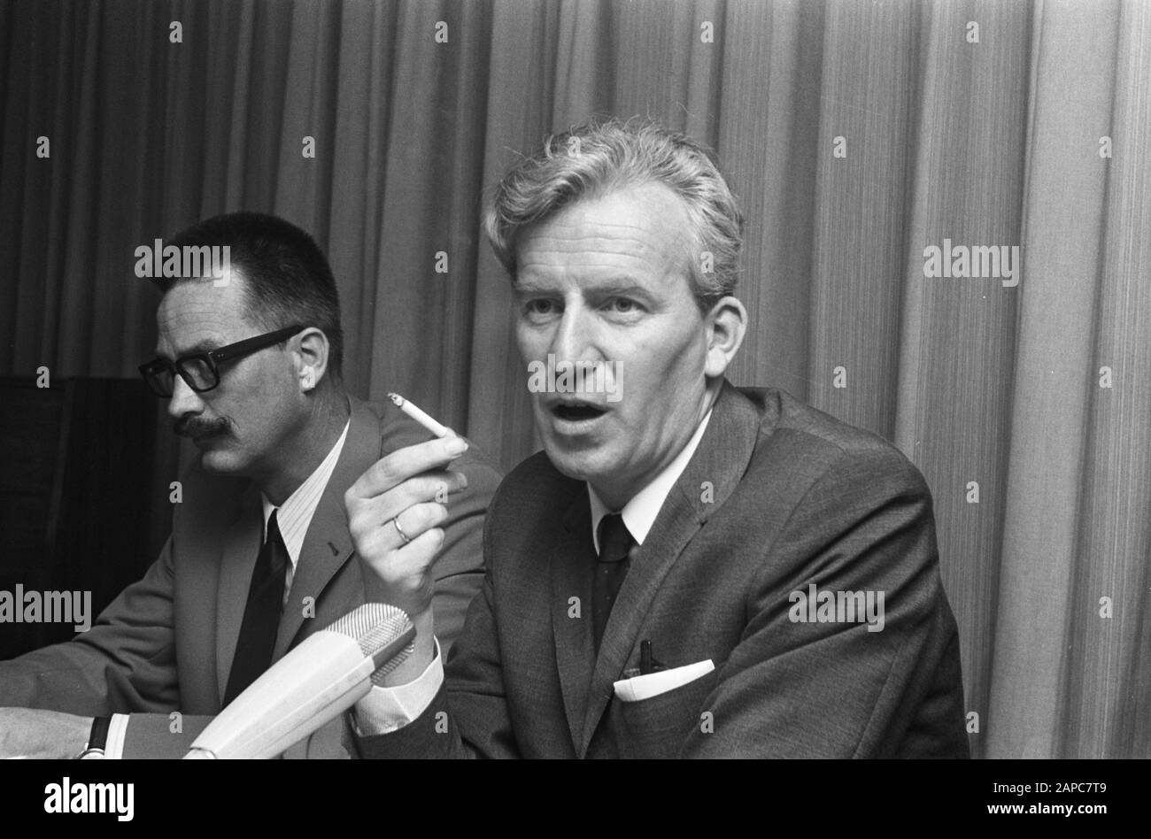 A. Kloos, président NVV, présente son livre Het achterste van het tong in Nieuwpoort La Haye a quitté Harry America, chef de presse NVV et droite Kloos, kop/Date: 14 mai 1969 lieu: Den Haag, Zuid-Holland mots clés: Présidents, Nom personnel: Harry Amerika, Kloos A. Nom de l'institution: NVV Banque D'Images