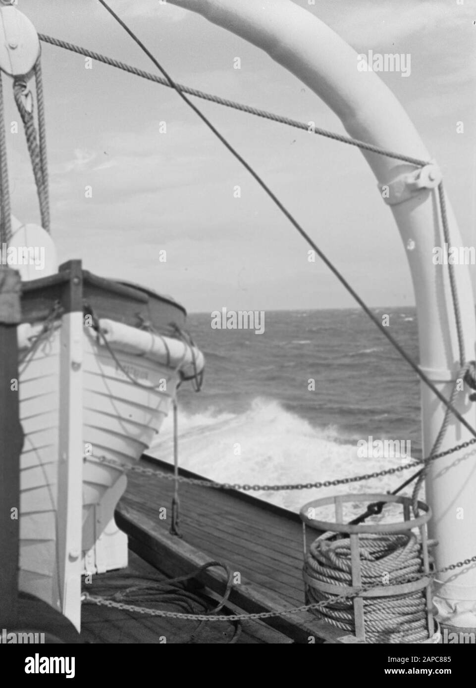 Islande Description: À bord d'un navire en haute mer. Un bateau de sauvetage avec l'un des avits Date: 1934 lieu: Islande mots clés: Bateaux de sauvetage, bateaux, navigation de plaisance, mers Banque D'Images