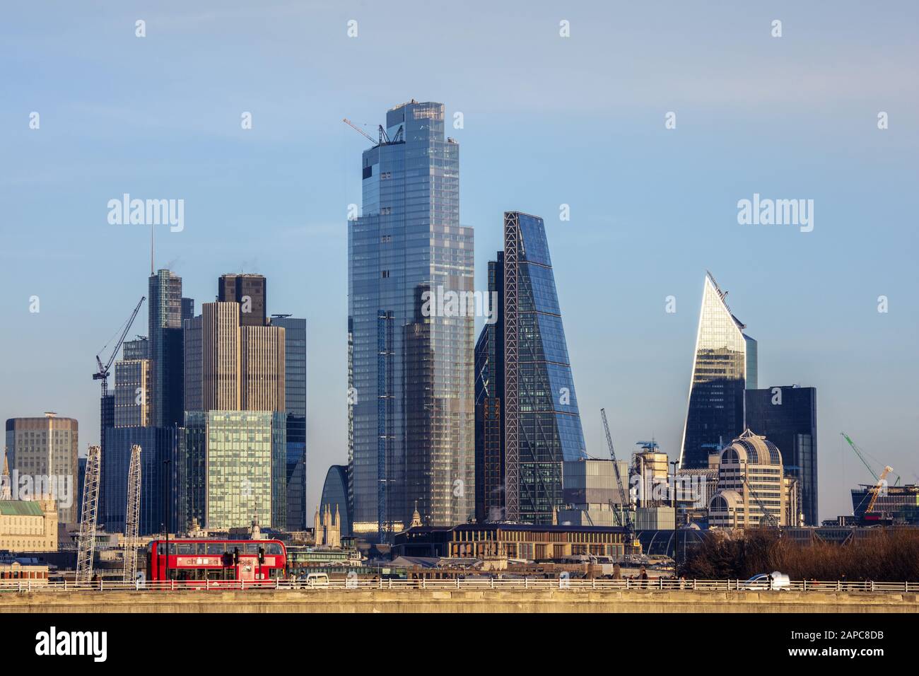 Un bus traversant le pont de Waterloo avec les gratte-ciel de la ville de Londres et le nouveau bâtiment Twenty Two Bishopsgate Banque D'Images