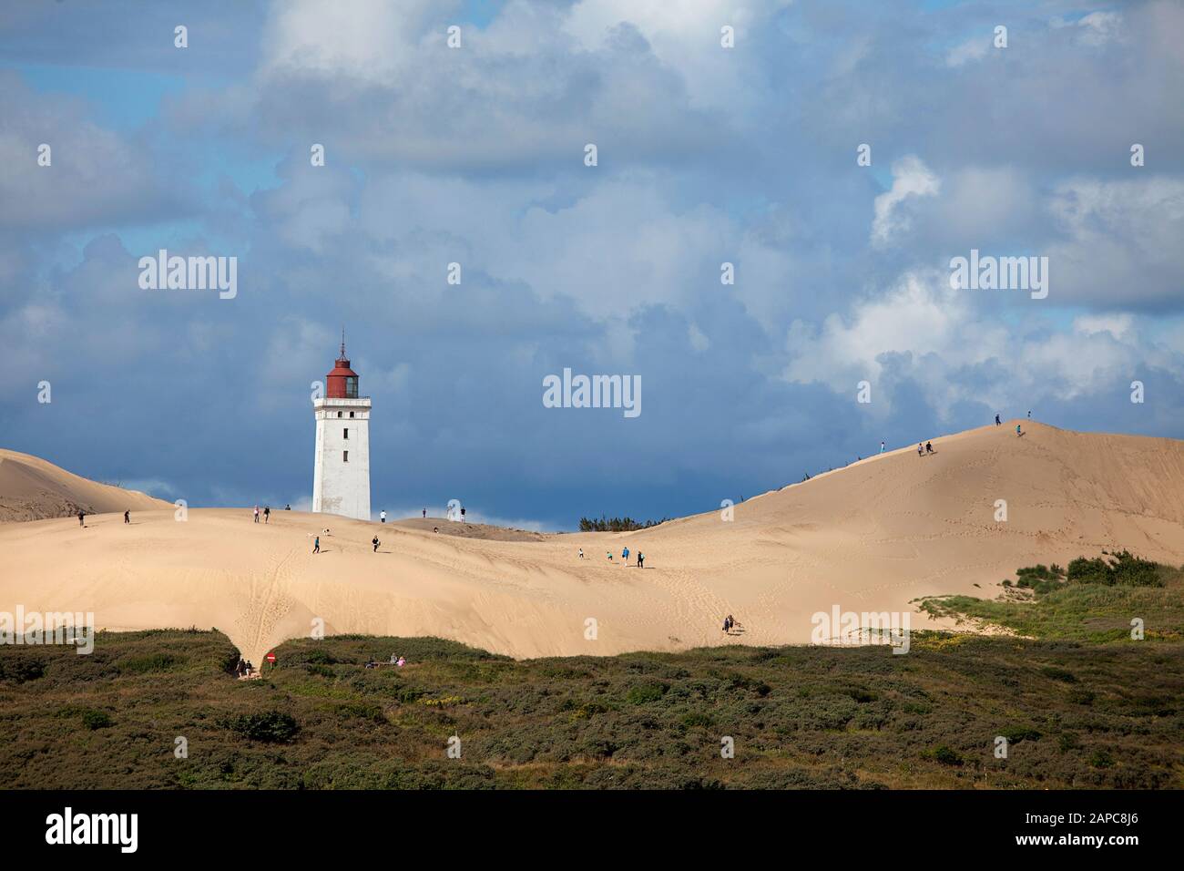 Les gens qui marchaient jusqu'à Rubjerg Knude, célèbre phare disparaissant dans une dune de sable sur la côte ouest du Danemark Banque D'Images