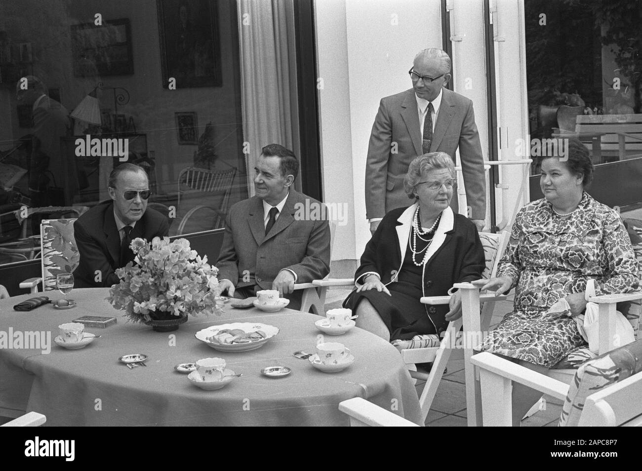 Queen Juliana reçoit le Ministre russe des Affaires étrangères, Gromyko, on Suestdijk Description: À la table sur la terrasse du Prince Bernhard, le Ministre Gromyko, la Reine Juliana et Mme Gromyko, Date: 7 juillet 1972 lieu: Baarn, Utrecht (province) mots clés: Queens, ministres, palais, princes Nom personnel: Bernhard (prince Pays-Bas), Gromyko, Andrei, Juliana (Pays-Bas) Banque D'Images