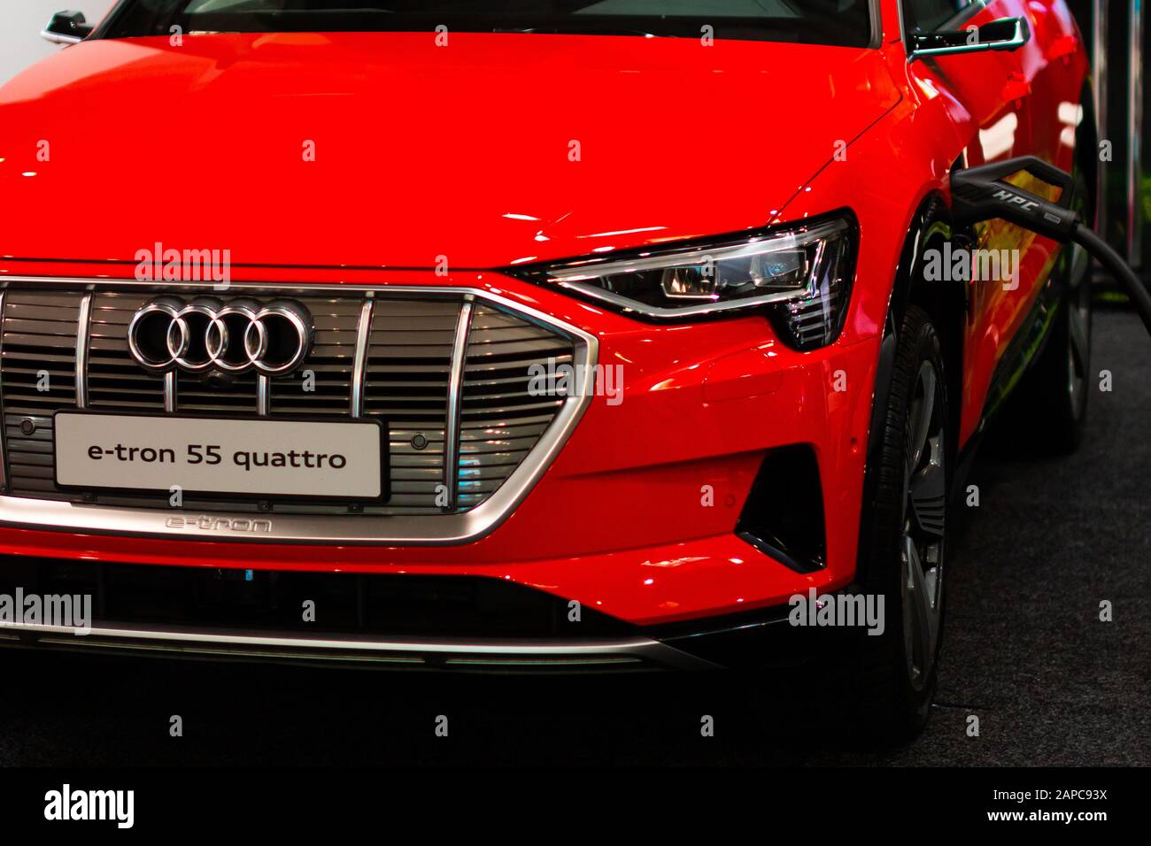 La facturation d'un plug-in Hybrid Audi e-tron Quattro 55 avec le cordon d'alimentation branché, Prague, Tchéquie, novembre 2019. Banque D'Images