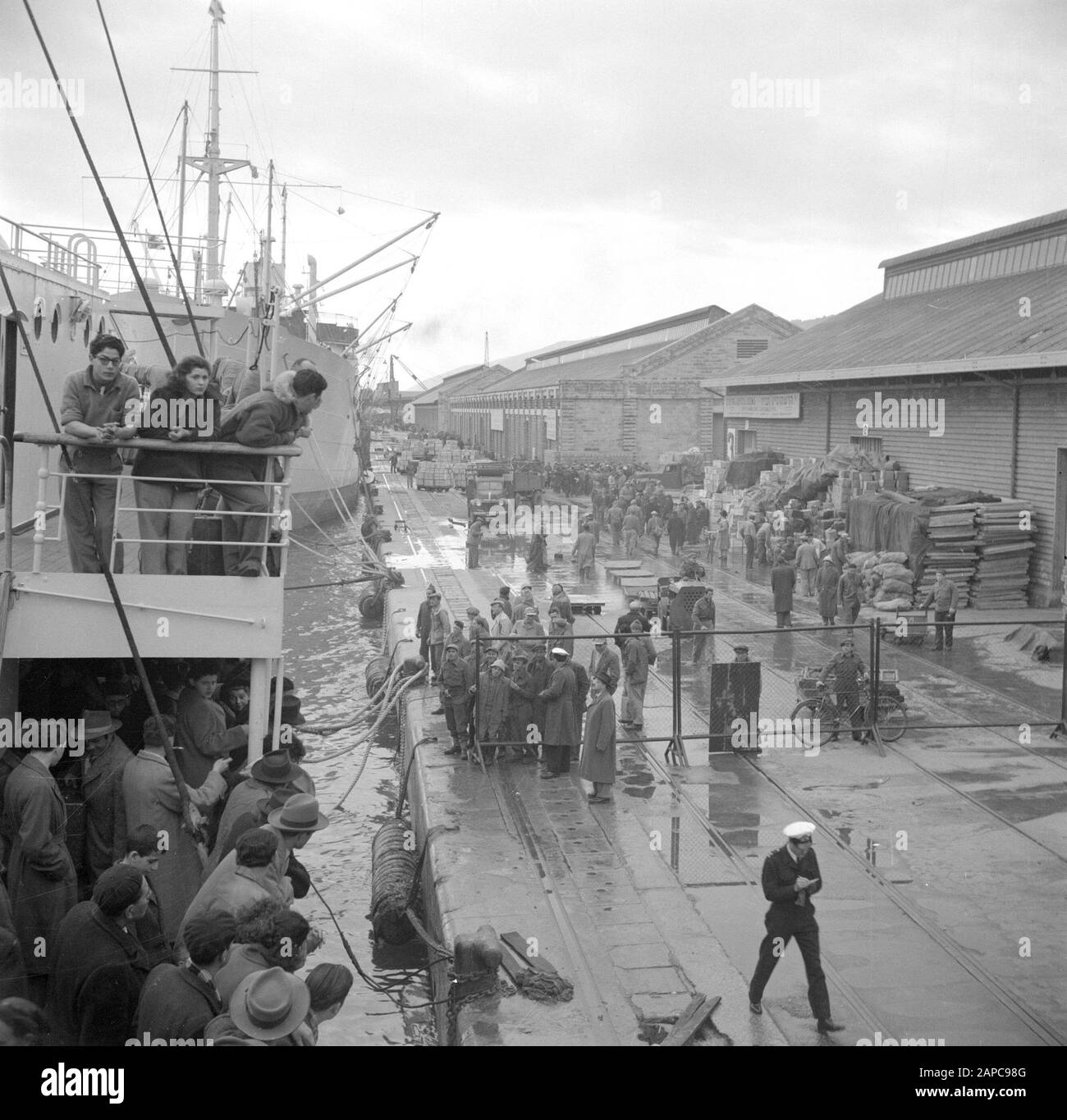 Israël 1948-1949: Voyage en mer Description: Navires amarrés et activités sur le quai d'un port, peut-être Haïfa Annotation: À la fin de 1948, le photographe Willem van de Poll a emmené le Kedmah de Gênes à Israël récemment proclamé pour son premier rapport de voyage. Peut-être qu'il a fait cet enregistrement au cours de ce voyage Date: 1948 lieu: Haïfa, Israël mots clés: Ports, quais, expédition, navires Banque D'Images
