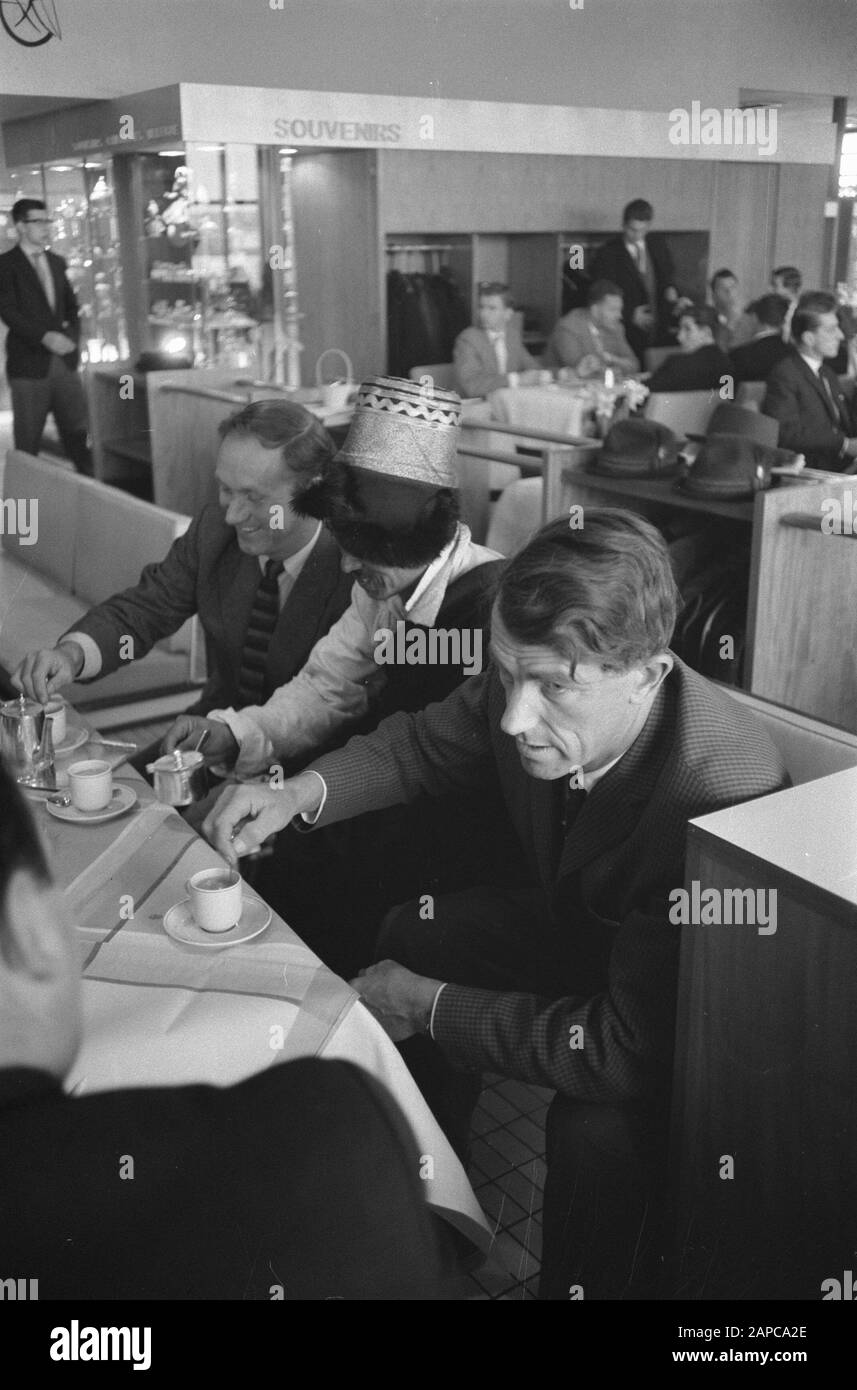 Arrivée connu Anglais alpiniste Edmund Hillary passant par Londres, Schiphol Date: 29 décembre 1960 mots clés: Alpinisme, arrivées Nom personnel: Edmund Hillary Banque D'Images