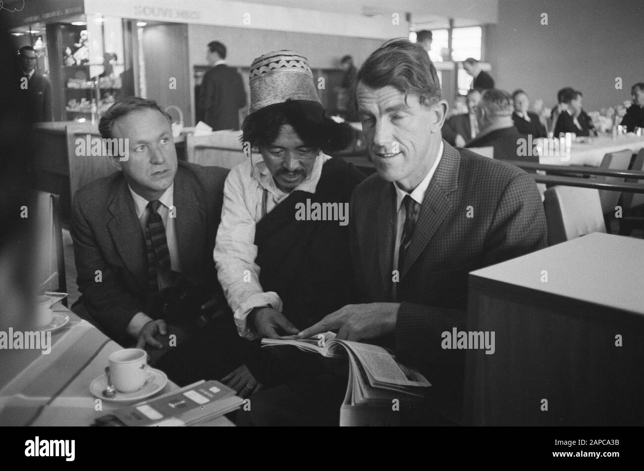 Arrivée connu Anglais alpiniste Edmund Hillary passant par Londres, Schiphol Date: 29 décembre 1960 mots clés: Alpinisme, arrivées Nom personnel: Edmund Hillary Banque D'Images