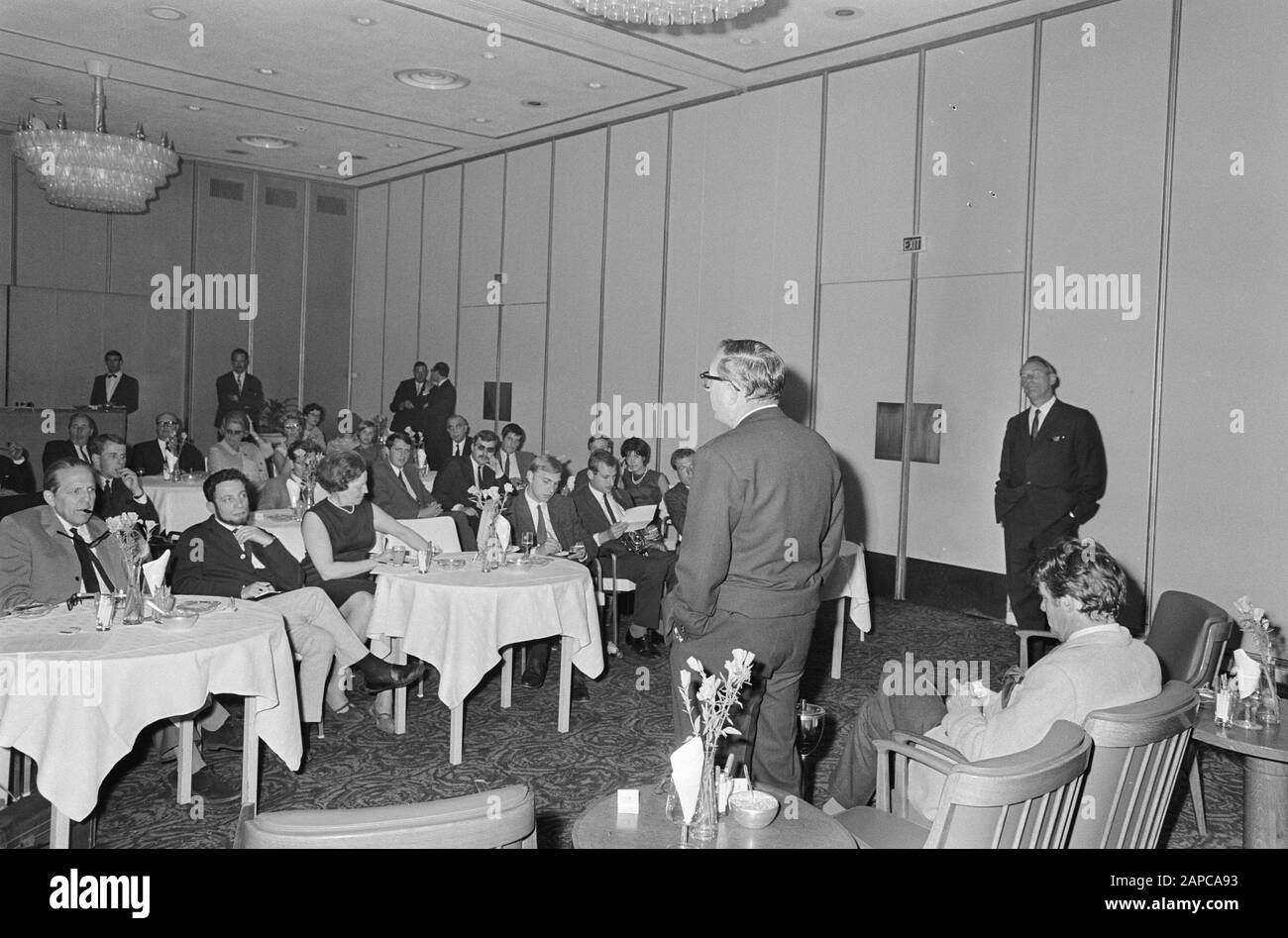 Arrivée Bill travers (acteur de cinéma) à Schiphol, travers debout à la conférence de presse à Hilton, producteur droit Carl Foreman Date: 12 juillet 1966 lieu: Noord-Holland, Schiphol mots clés: Arrivées, acteurs de cinéma, conférences de presse, producteurs, acteurs Nom personnel: Bill travers, CONTREMAÎTRE CARL, HILTON Banque D'Images