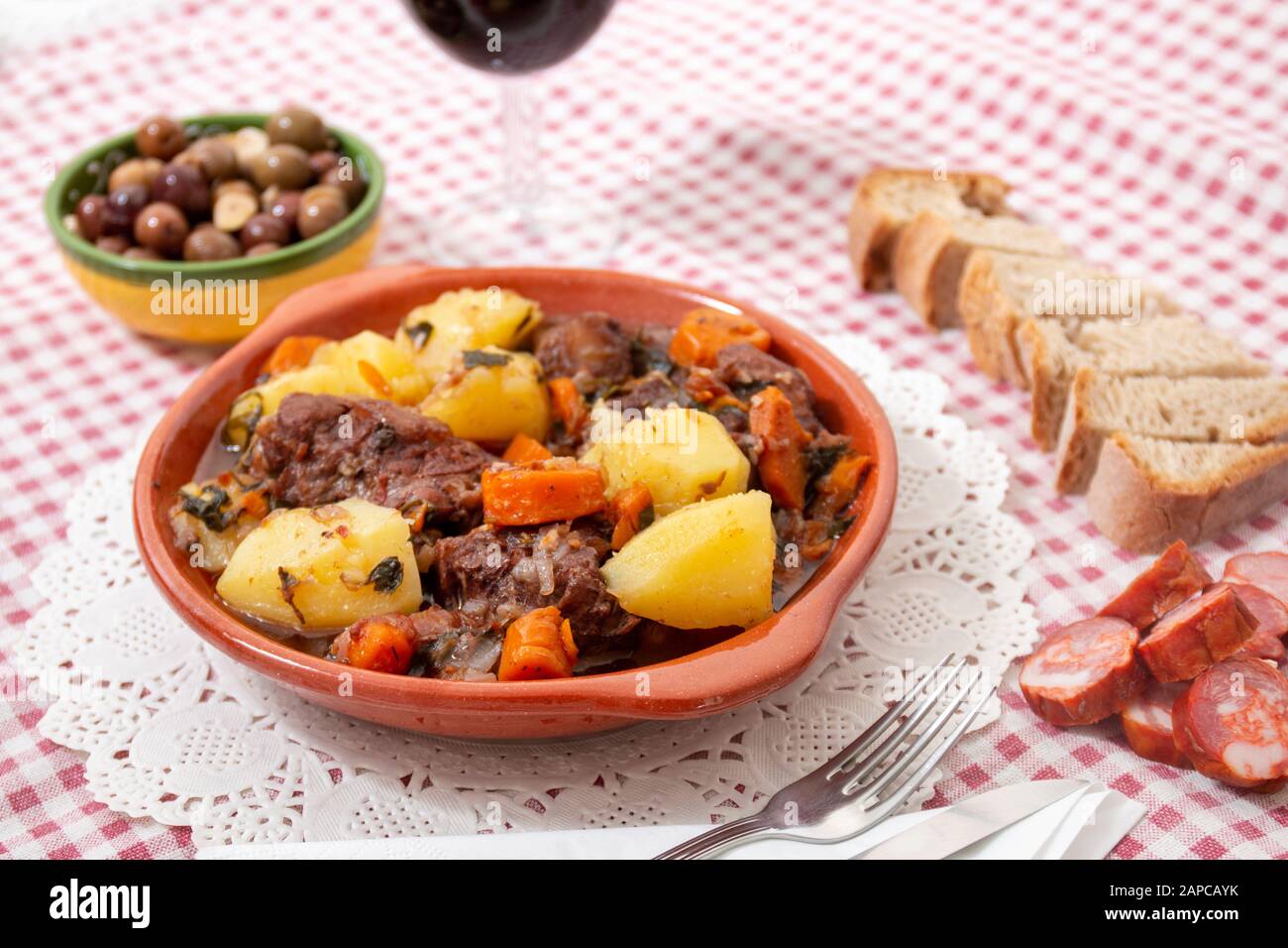 Repas rustique traditionnel de queue de bœuf avec pomme de terre et carotte de la région de l'Alentejo, Portugal. Banque D'Images