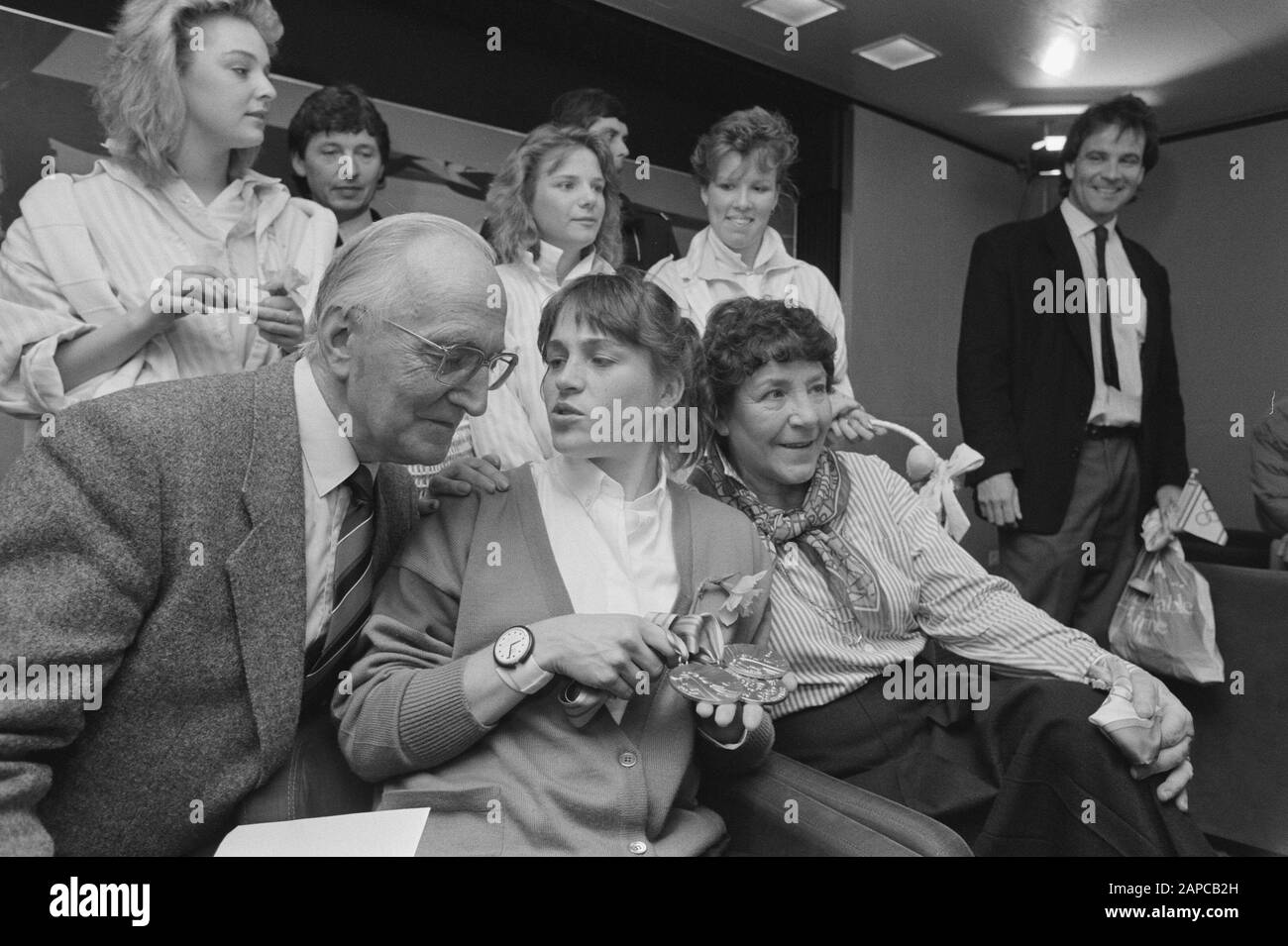 Arrivée triple médaille d'or Yvonne van Gennip à Schiphol Date : 1 mars 1988 mots clés : médailles, parents, patineurs Nom personnel : Gennip, Yvonne of Banque D'Images