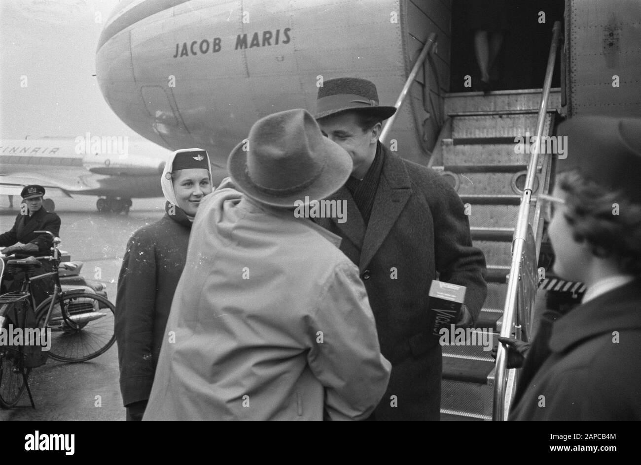 Arrivée acteur allemand du film Joachim Hansen à Schiphol RIGHT Joachim Hansen et réalisateur gauche Ucicky Date: 16 décembre 1960 lieu: Noord-Holland, Schiphol mots clés: Directeurs, arrivées, etc. Acteurs du film Nom personnel: Joachim Hansen Banque D'Images