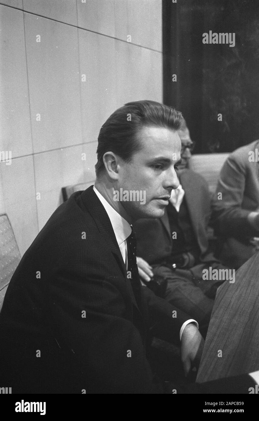 Arrivée acteur allemand du film Joachim Hansen à Schiphol Joachim Hansen pendant la conférence de presse Description: Arrivée acteur allemand du film Joachim Hansen à Schiphol Joachim Hansen lors d'une conférence de presse Date: 16 décembre 1960 lieu: Amsterdam, Noord-Holland Schiphol, mots clés: Acteurs, film, conférences de presse Nom personnel: Hansen, Joachim Banque D'Images