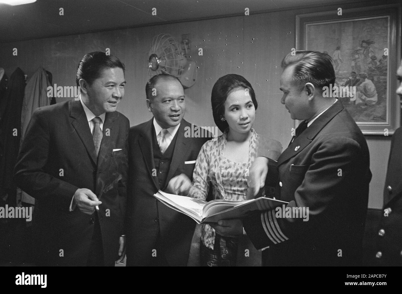 Arrivée premier navire indonésien M.S. Thamarin. A bord a eu lieu une réception Ngantung, Sharif, Mme Ngantung et Captein Lie regarder le livre photo Date: 19 août 1963 lieu: Amsterdam, Noord-Holland mots clés: Arrivées, portraits de groupe, reçus, transport maritime Banque D'Images