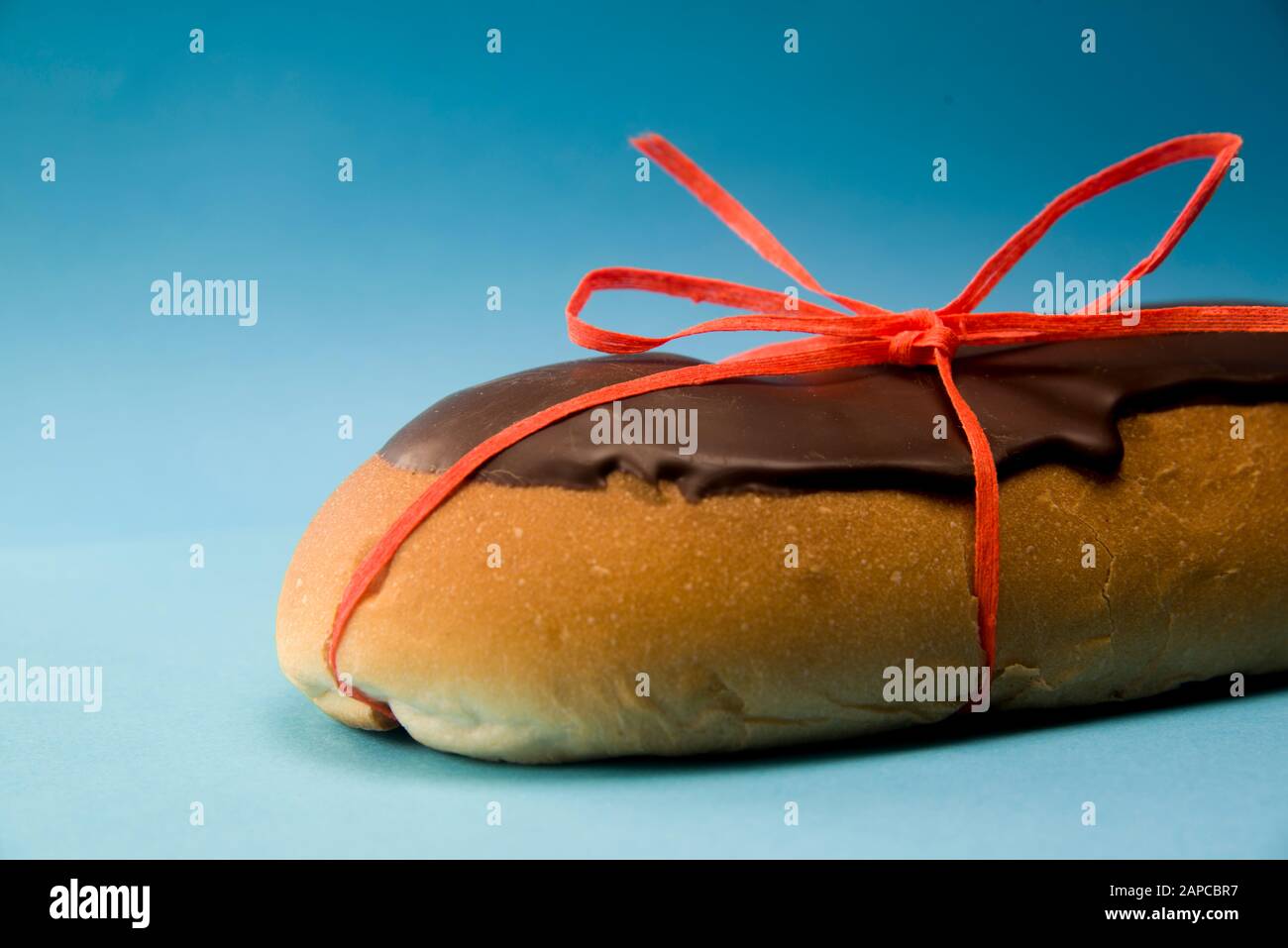 pain au chocolat attaché avec une corde de pâte rouge Banque D'Images