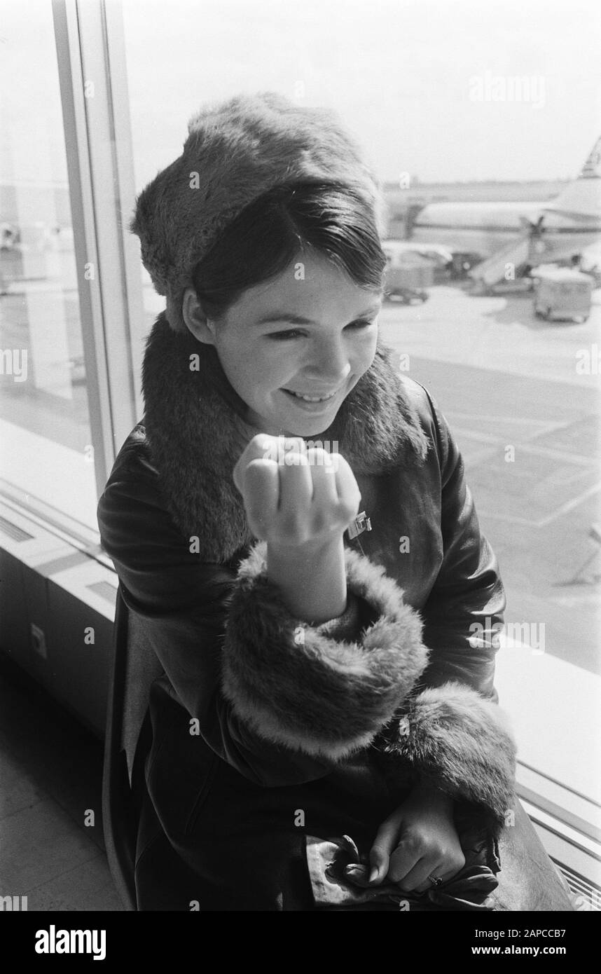 Arrivée Chanteuse Irlandaise Dana À Schiphol Date: 31 Mars 1970 Lieu: Noord-Holland, Schiphol Mots Clés: Chanteurs Nom Personnel: Dana Banque D'Images