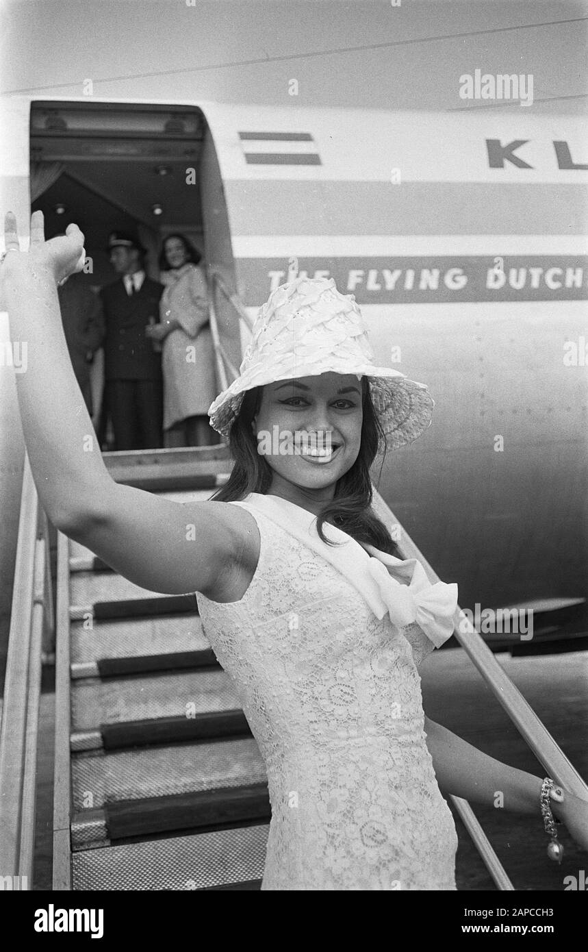 Arrivée la Star du film israélien Aliza Gur [Mlle Israel 1960, jouée dans James Bondfilm de Russie avec amour, rouge.] à Schiphol Date: 7 juillet 1964 lieu: Noord-Holland, Schiphol mots clés: Arrivées, actrices, stars du film, portraits, aéroports Nom personnel: Gur Aliza Banque D'Images