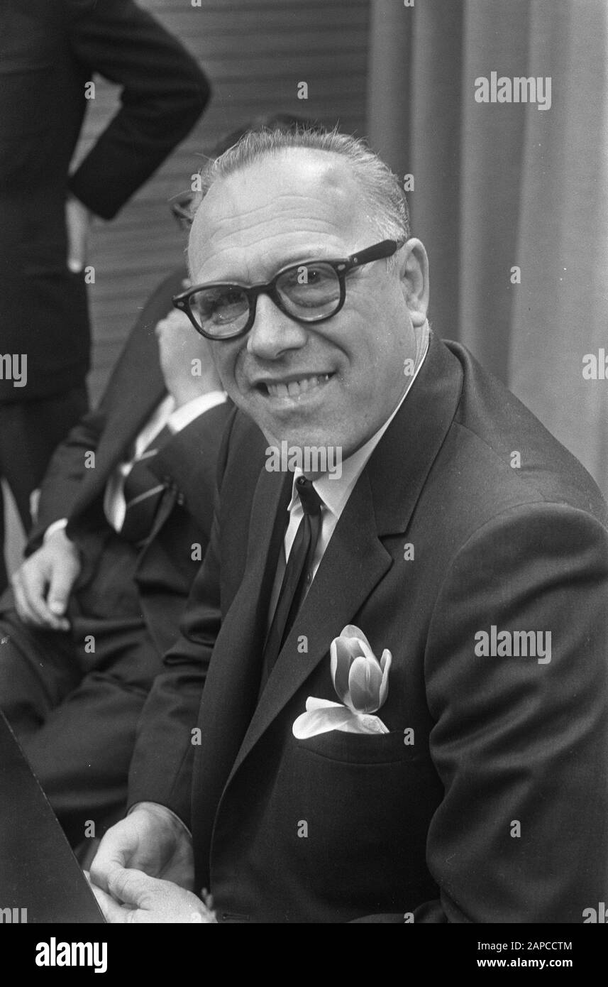 Arrivée Jean Henri Weidner (héros de la résistance) à Schiphol, et épouse Annotation: Jan Hendrik Weidner (1912-1994), fondateur du réseau Dutch-Paris Date: 29 mars 1967 lieu: Noord-Holland Schiphol, mots clés: Héros de la résistance, arrivées Nom personnel: Weidner, Jean Henri Banque D'Images