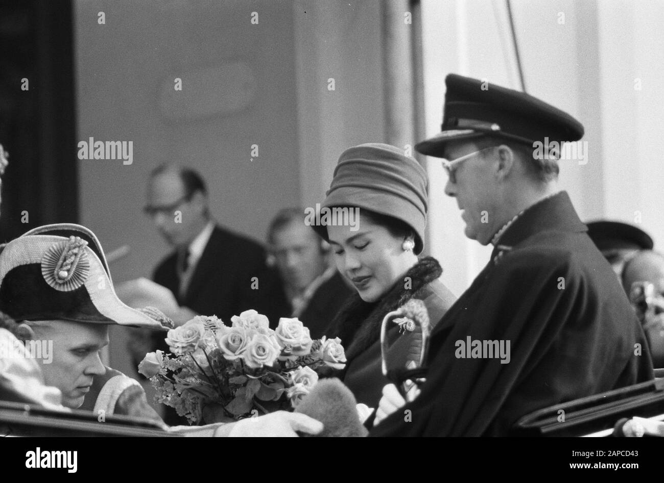 Arrivée Le Roi Bhumibol Et La Reine Sirikit À La Haye Date : 24 Octobre 1960 Lieu : La Haye, Hollande-Méridionale Mots Clés : Arrivées Nom Personnel : Sirikit, Reine De Thaïlande Banque D'Images