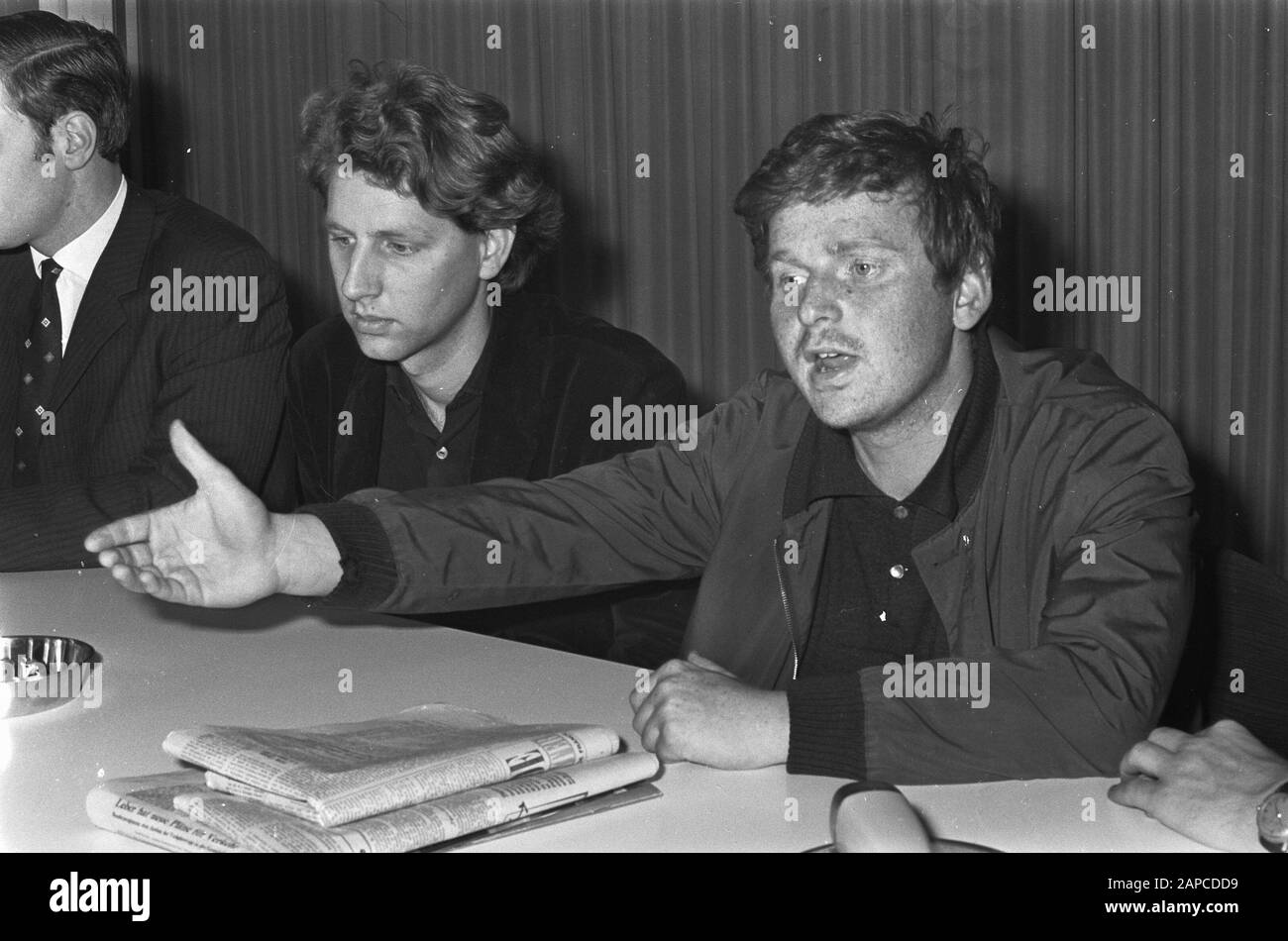 Arrivée le chef d'étudiant Karl Dietrich Wolff a quitté l'aéroport de Schiphol. Le leader étudiant français Daniel Cohn- Bendit lors de la conférence de presse Schiphol [à gauche de lui Annonce du Centre de Prague de ML Pays-Bas] Date: 22 mai 1968 lieu: Schiphol mots clés: Arrivées, militants, conférences de presse Nom personnel: Cohn-Bendit, Daniel, Prague, Ad of Banque D'Images