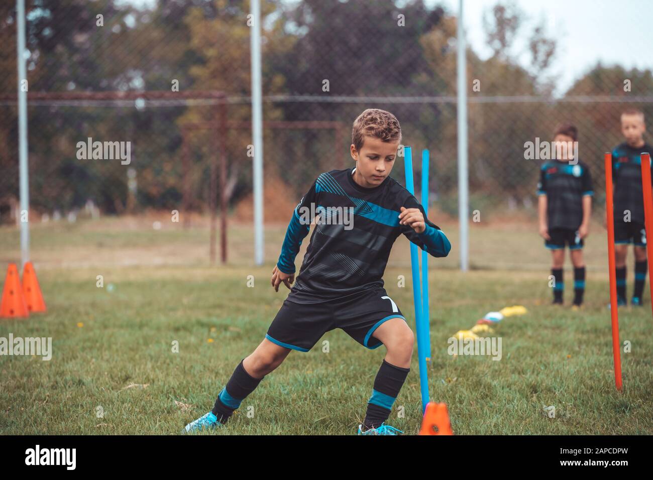 Exercices De Soccer L Exercice De Slalom Exercices De Soccer Pour Les Jeunes Jeune Joueur De Football Sur Le Terrain De Formation Cone De Slalom Soccer Drills Garcon Dans Le Football