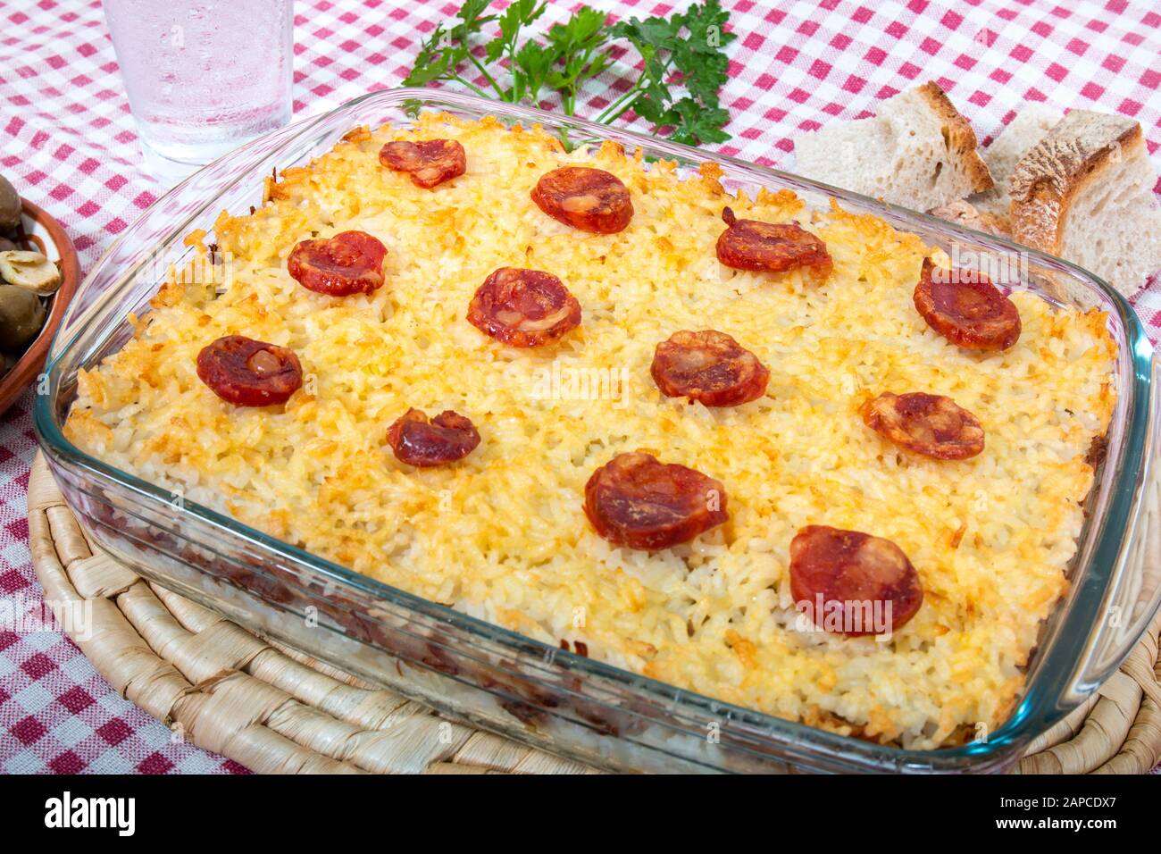 Cuisine traditionnelle portugaise de riz avec canard et chorizo. Banque D'Images