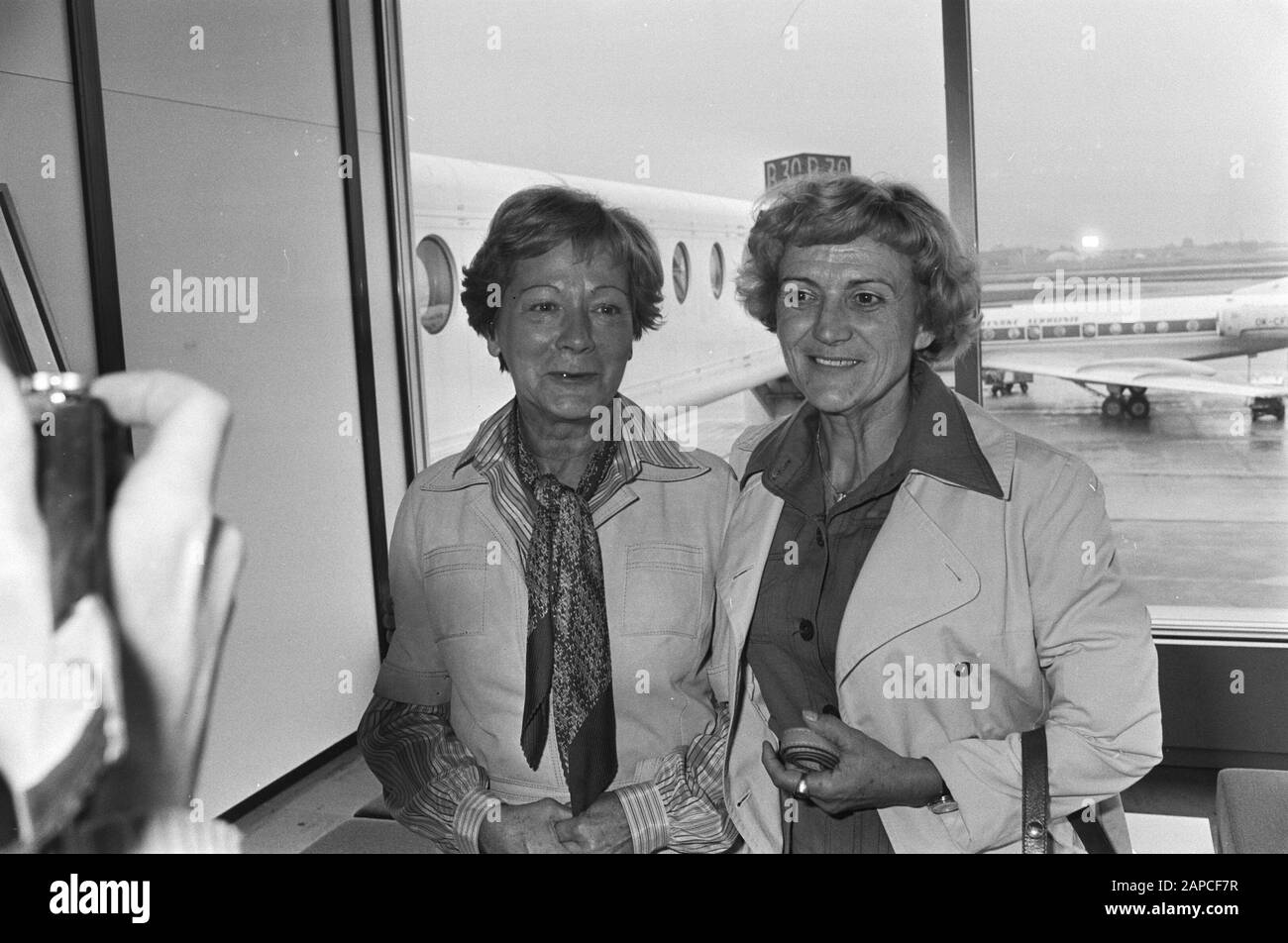 Arrivée à Schiphol de la nouvelle gare de Dutch Turnteam Leona Horvath (r) avec l'un de ses prédécesseurs Eva Bartha Date: 21 août 1979 lieu: Noord-Holland, Schiphol mots clés: Arrivée et départ, portraits de groupe, formateurs Nom personnel: Bartha, Eva, Horvath, Leona Banque D'Images