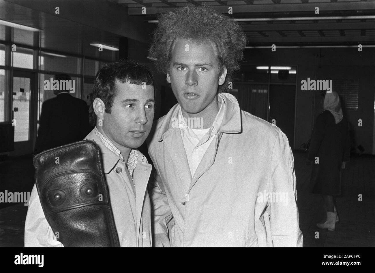 Arrivée Paul Simon (à gauche) et Art Garfunkel à Schiphol Date : 28 juin 1966 lieu : Noord-Holland, Schiphol mots clés : musiciens, groupes pop, aérodromes, chanteurs Nom personnel : Garfunkel, Art, Simon, Paul Banque D'Images