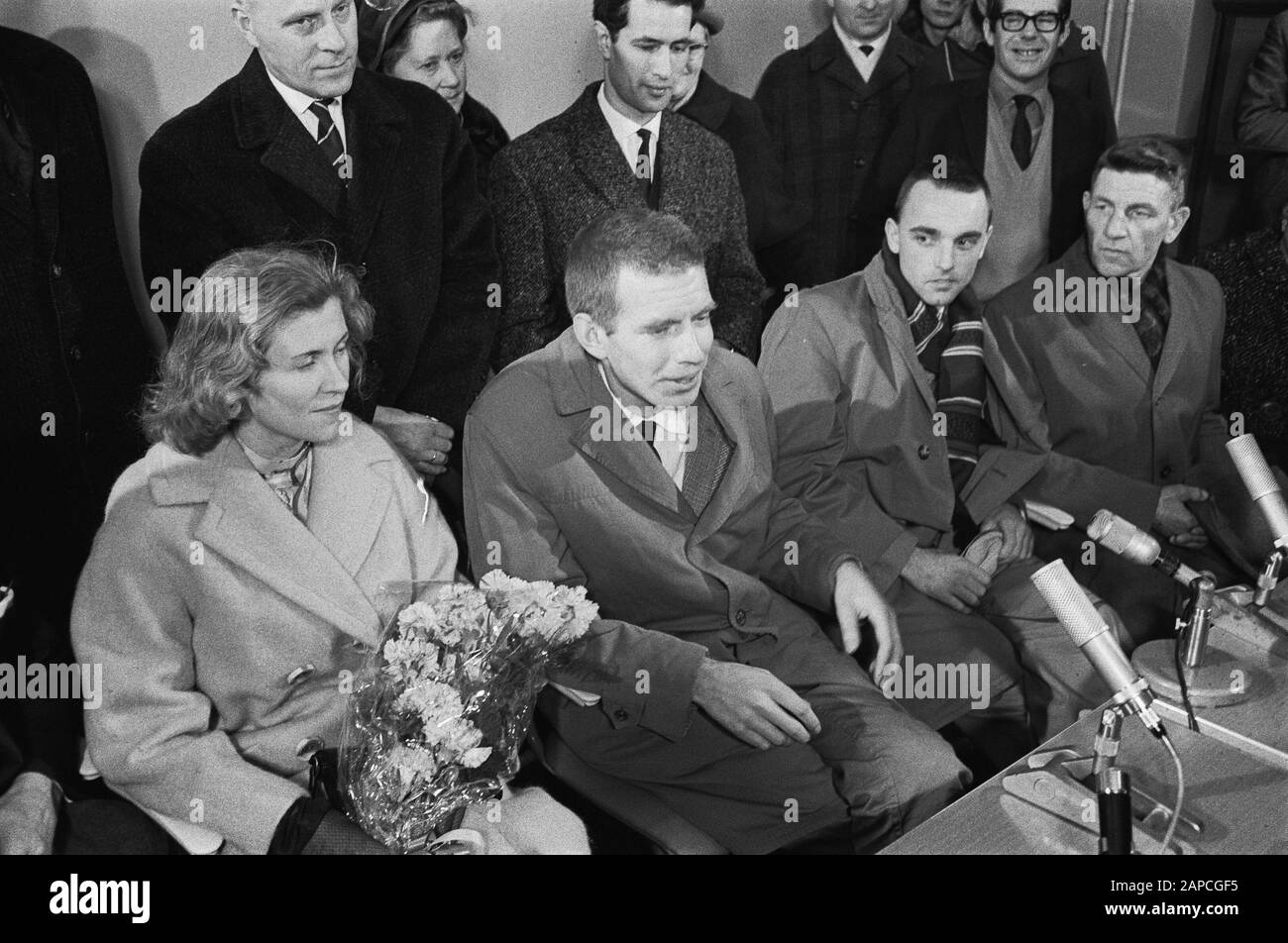 Arrivée de Reydon et du Hunter de Russie à l'aéroport de Schiphol. La date d'arrivée : le 4 décembre 1963 mots clés : arrivées Banque D'Images