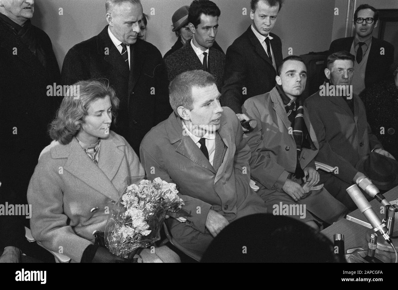 Arrivée de Reydon et du Hunter de Russie à l'aéroport de Schiphol. Au cours de la conférence de presse Date: 4 décembre 1963 mots clés: Arrivées, conférences de presse Banque D'Images