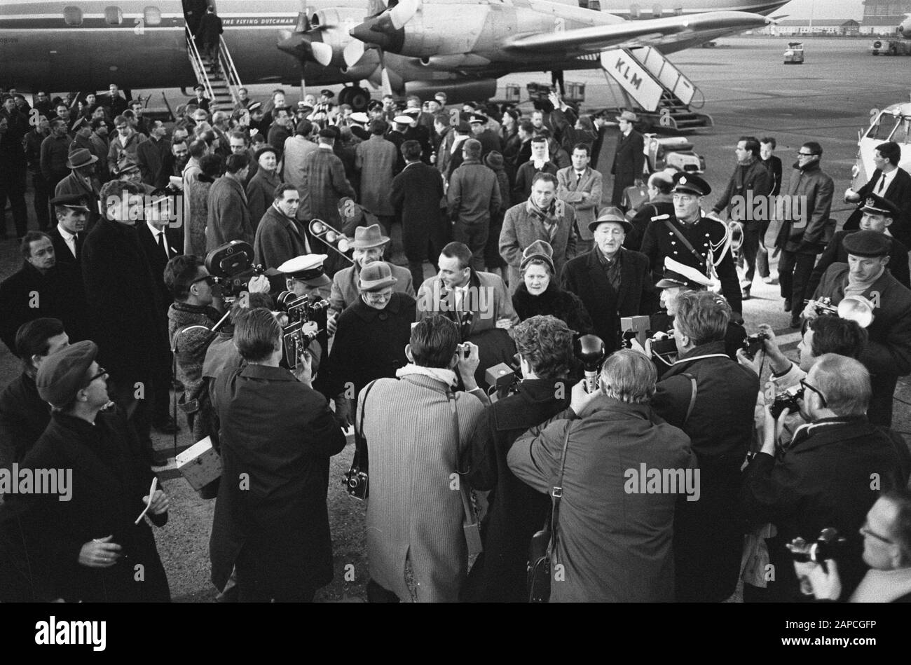 Arrivée de Reydon et du Hunter de Russie à l'aéroport de Schiphol. La date d'arrivée : le 4 décembre 1963 mots clés : arrivées Banque D'Images