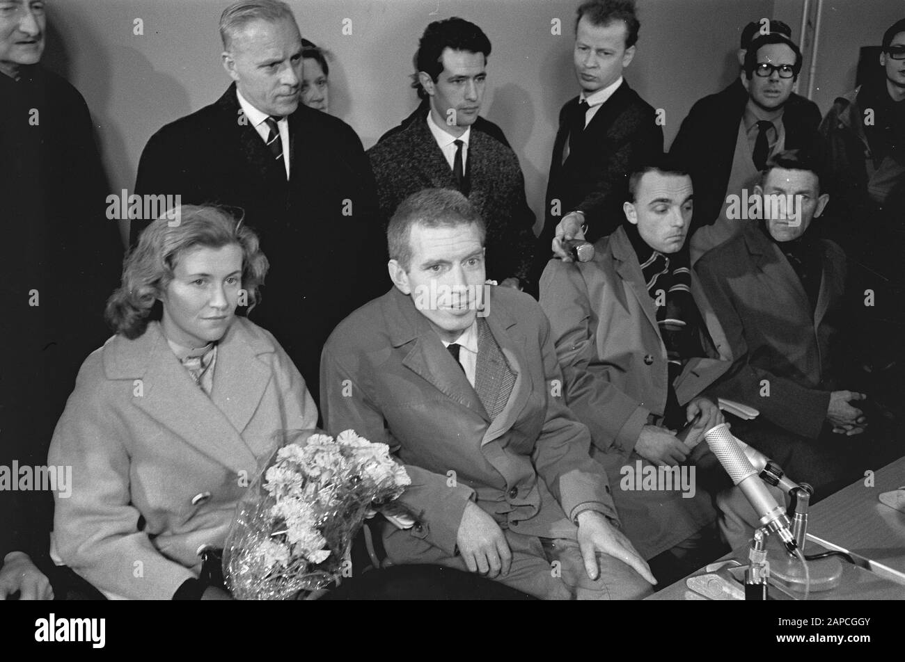 Arrivée de Reydon et du Hunter de Russie à l'aéroport de Schiphol. Au cours de la conférence de presse Mme Reydon, Reydon et le Hunter Date : 4 décembre 1963 mots clés : arrivées, conférences de presse Banque D'Images