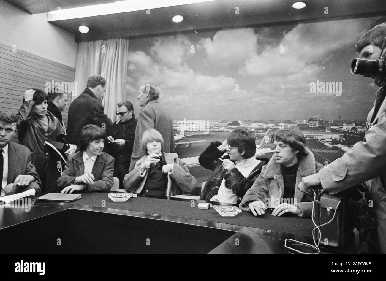 Arrivée Rolling Stones À L'Aéroport De Schiphol, Rolling Stones Dans La Salle De Presse Date: 26 Mars 1966 Lieu: Noord-Holland, Schiphol Mots Clés: Arrivées Nom De L'Établissement: Rolling Stones Banque D'Images