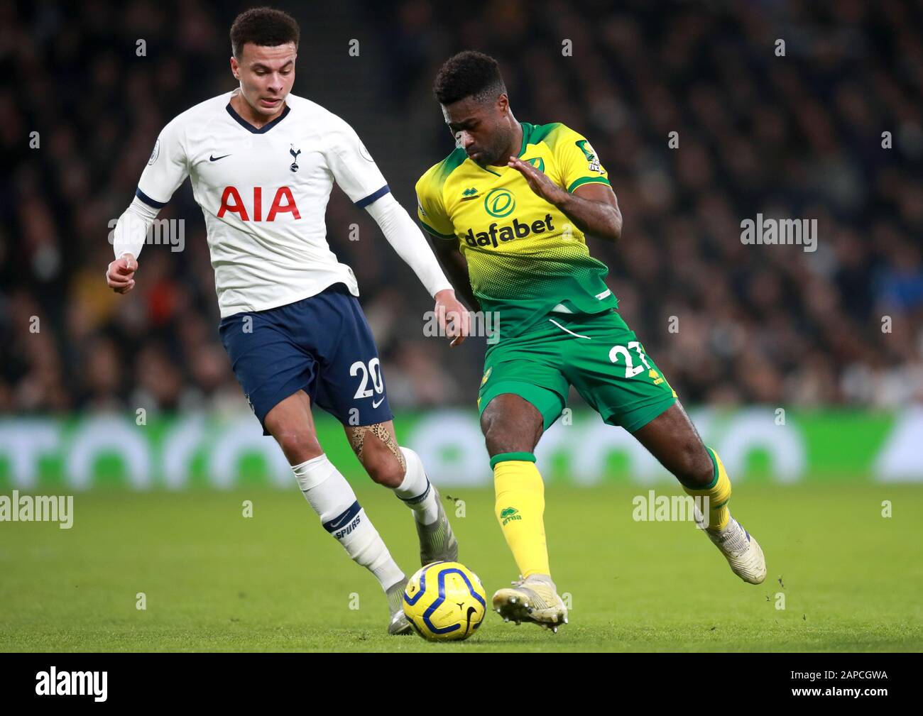 Tottenham Hotspur's Dele Alli (à gauche) et Norwich City Alexander Tettey bataille pour le ballon pendant le match de la Premier League au stade Tottenham Hotspur, à Londres. Banque D'Images