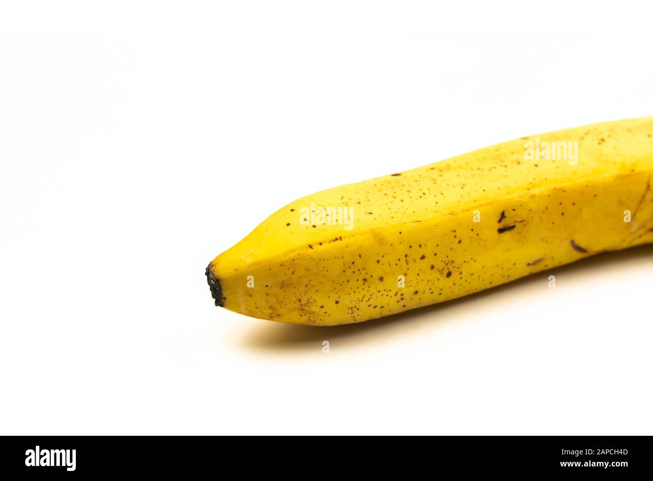 Banane jaune mûre closeup isolée sur fond blanc. Mise au point sélective. Banque D'Images