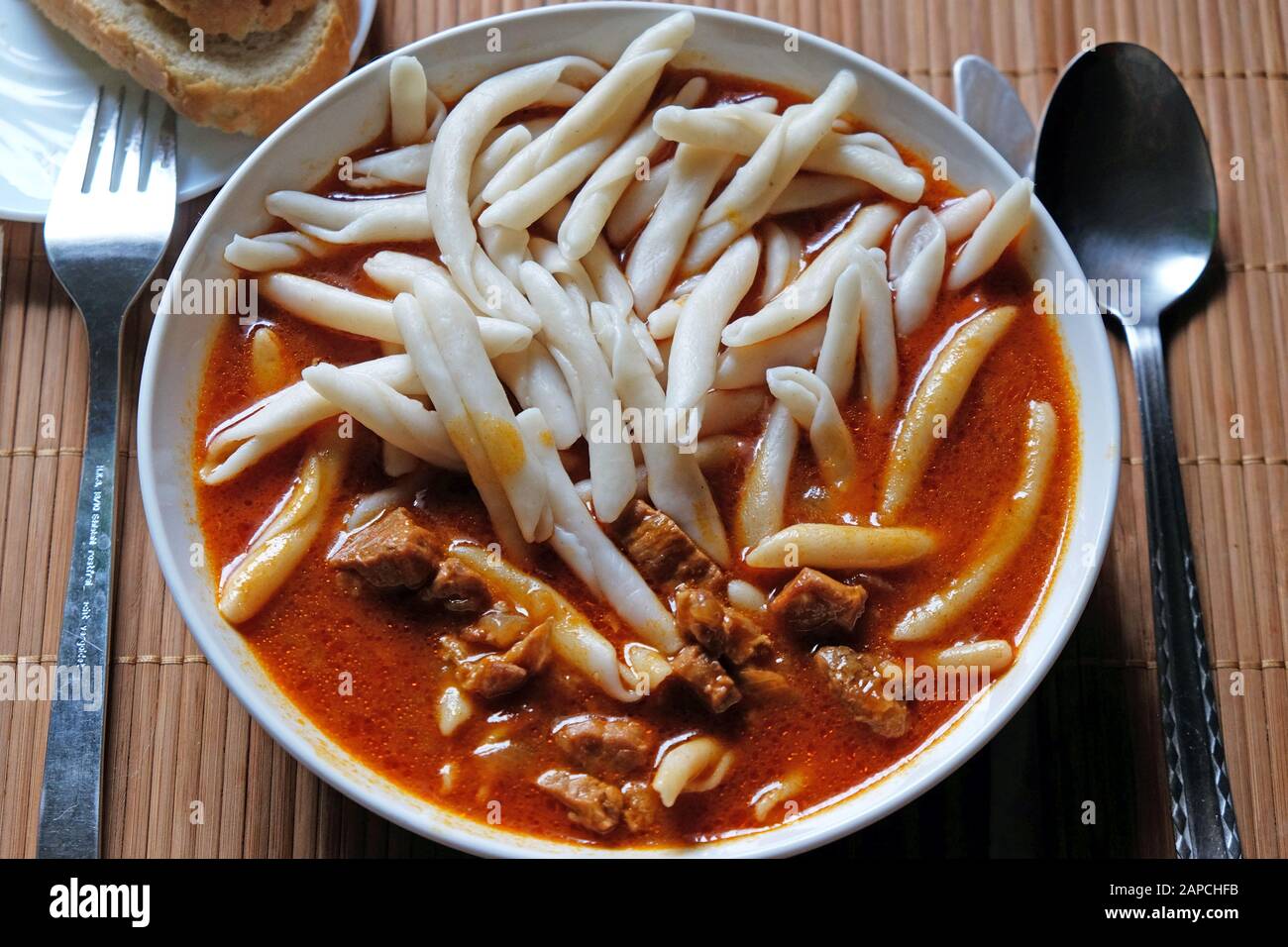 Goulash épicé hongrois aux nouilles Fuzi d'Istrian Banque D'Images