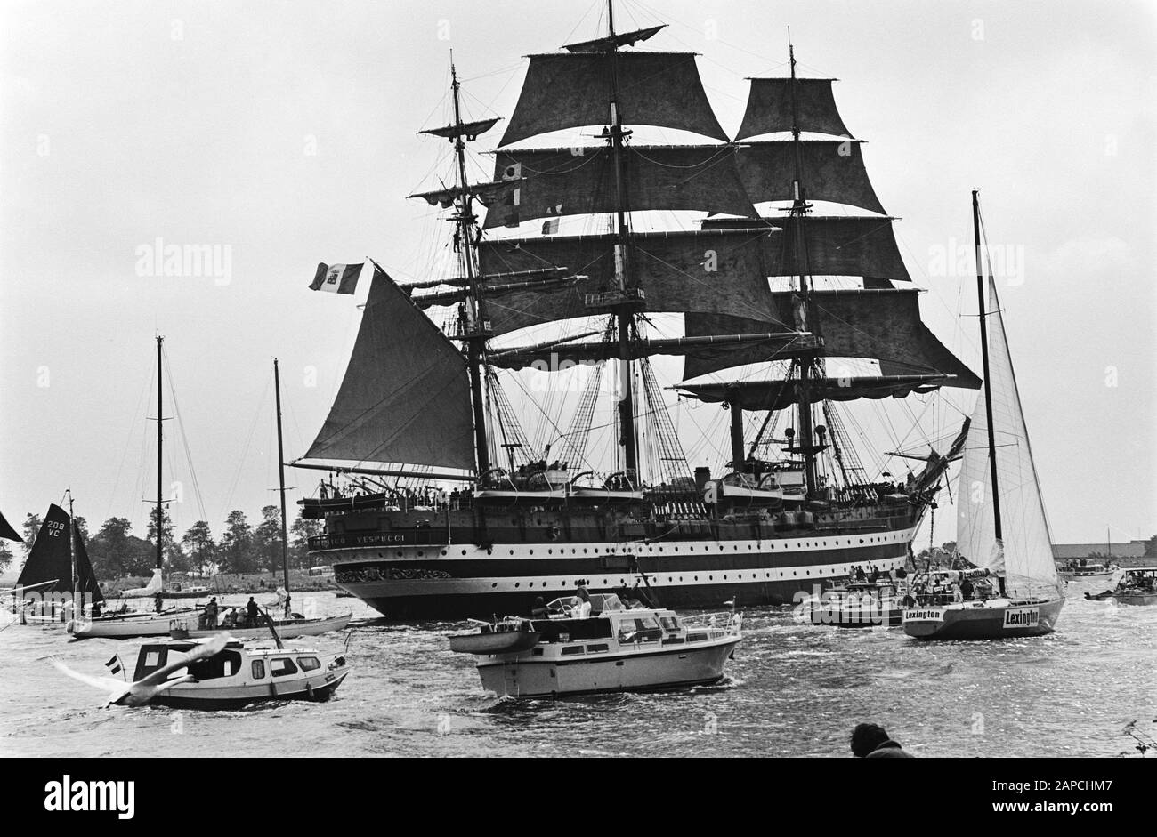 Sail 80 Amsterdam: Description: Arrivée de l'Amerigo Vespucci sur le canal de la mer du Nord Date: 6 août 1980 lieu: Amsterdam, Noord-Holland mots clés: Bateaux, voiliers Banque D'Images