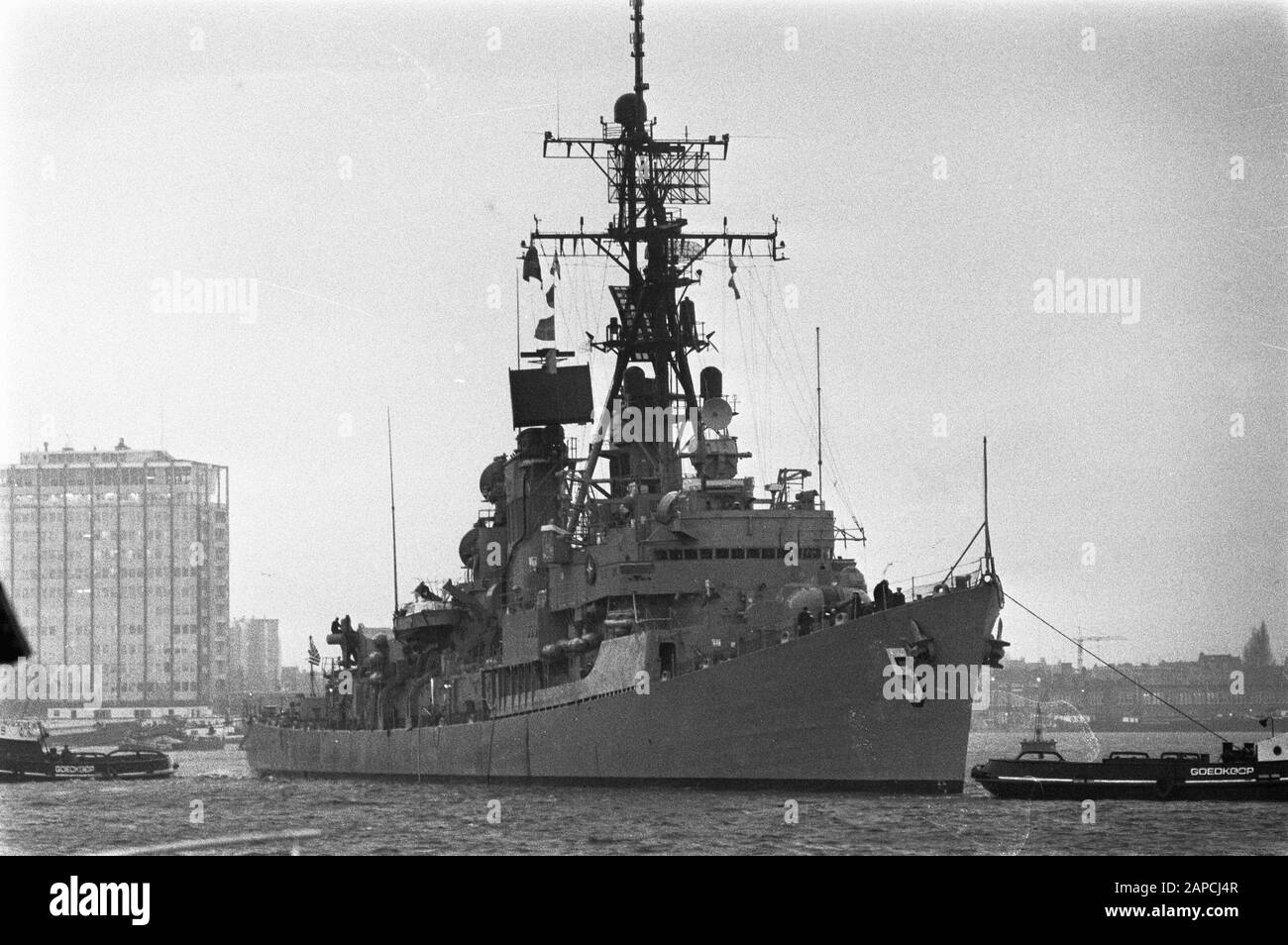 Le destroyer de missile guidé par la Marine américaine USS Claude V. Ricketts (DDG-5) arrive à Amsterdam, aux Pays-Bas, le 4 décembre 1981. Description: Arrivée de l'un des USS Claude V. Ricketts (DDG-5) dans l'IJ Date: 4 décembre 1981 lieu: Amsterdam, Noord-Holland mots clés: Frégates Banque D'Images