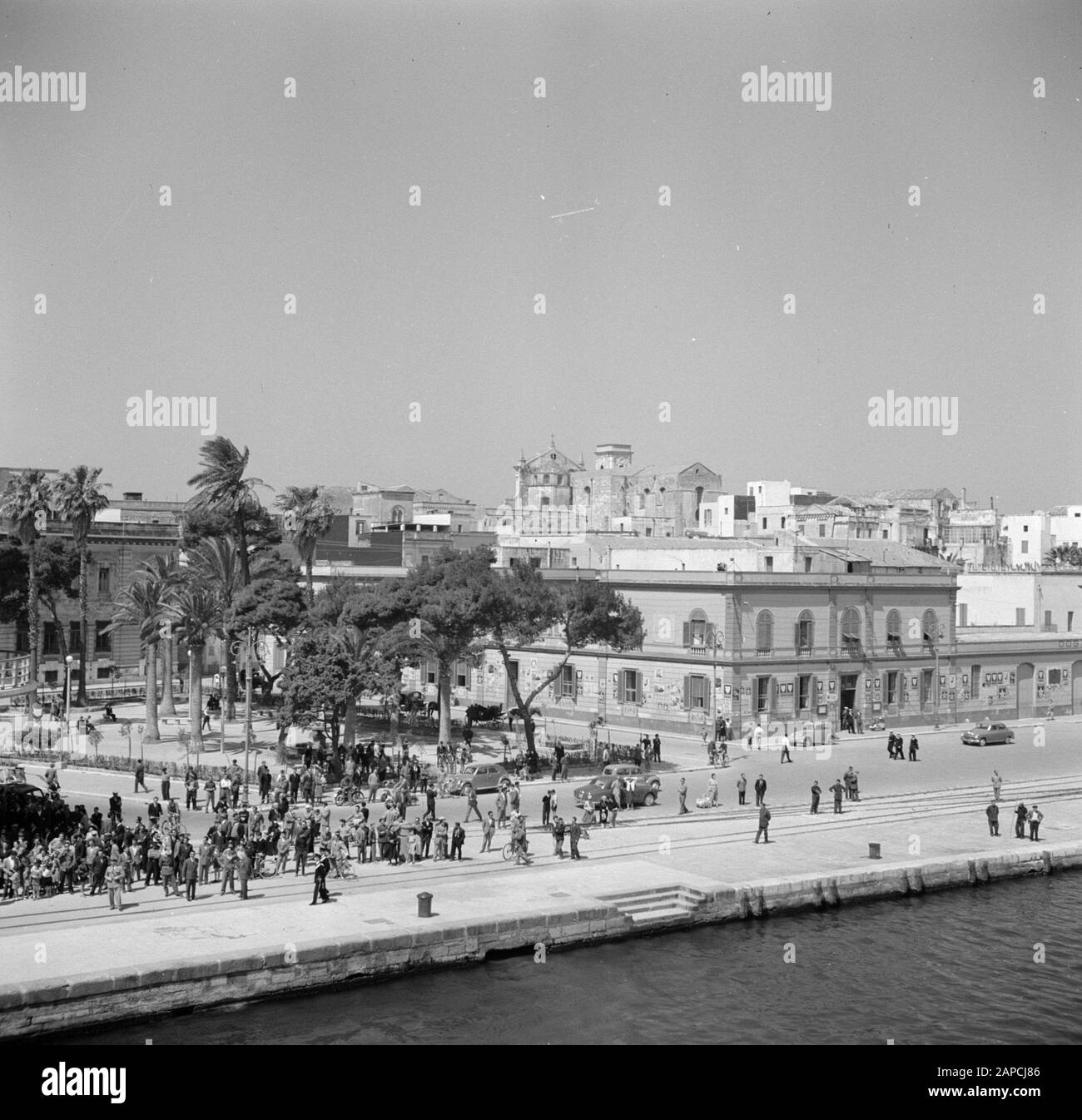 Arrivée du navire Esperia dans le port de Brindisi Date: Mai 1953 lieu: Brindisi, Italie mots clés: Bâtiments, ports, quais, paysages urbains Banque D'Images