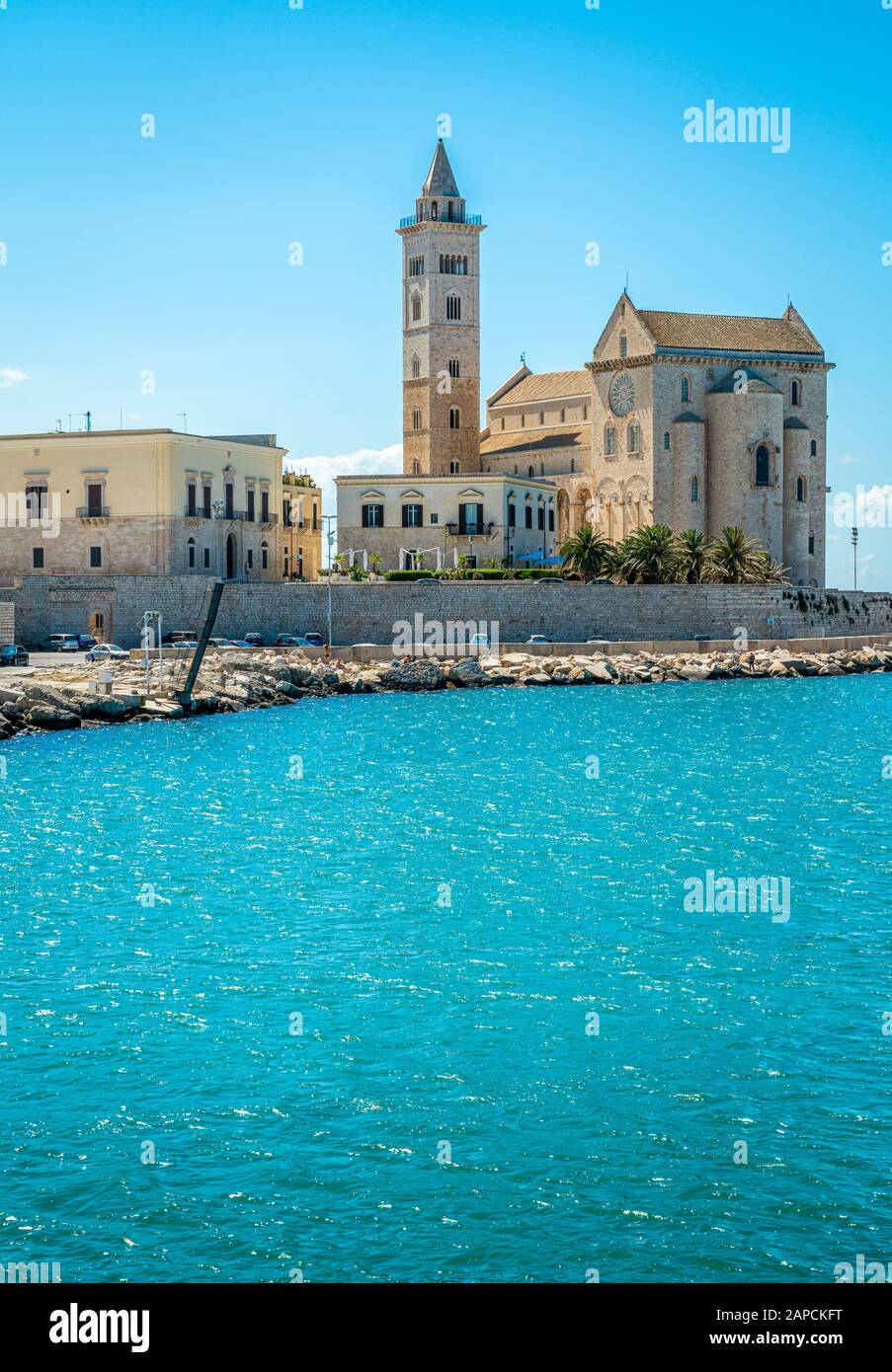 Trani waterfront avec la superbe cathédrale. Province de Barletta Andria Trani, Puglia (Pouilles), Italie. Banque D'Images