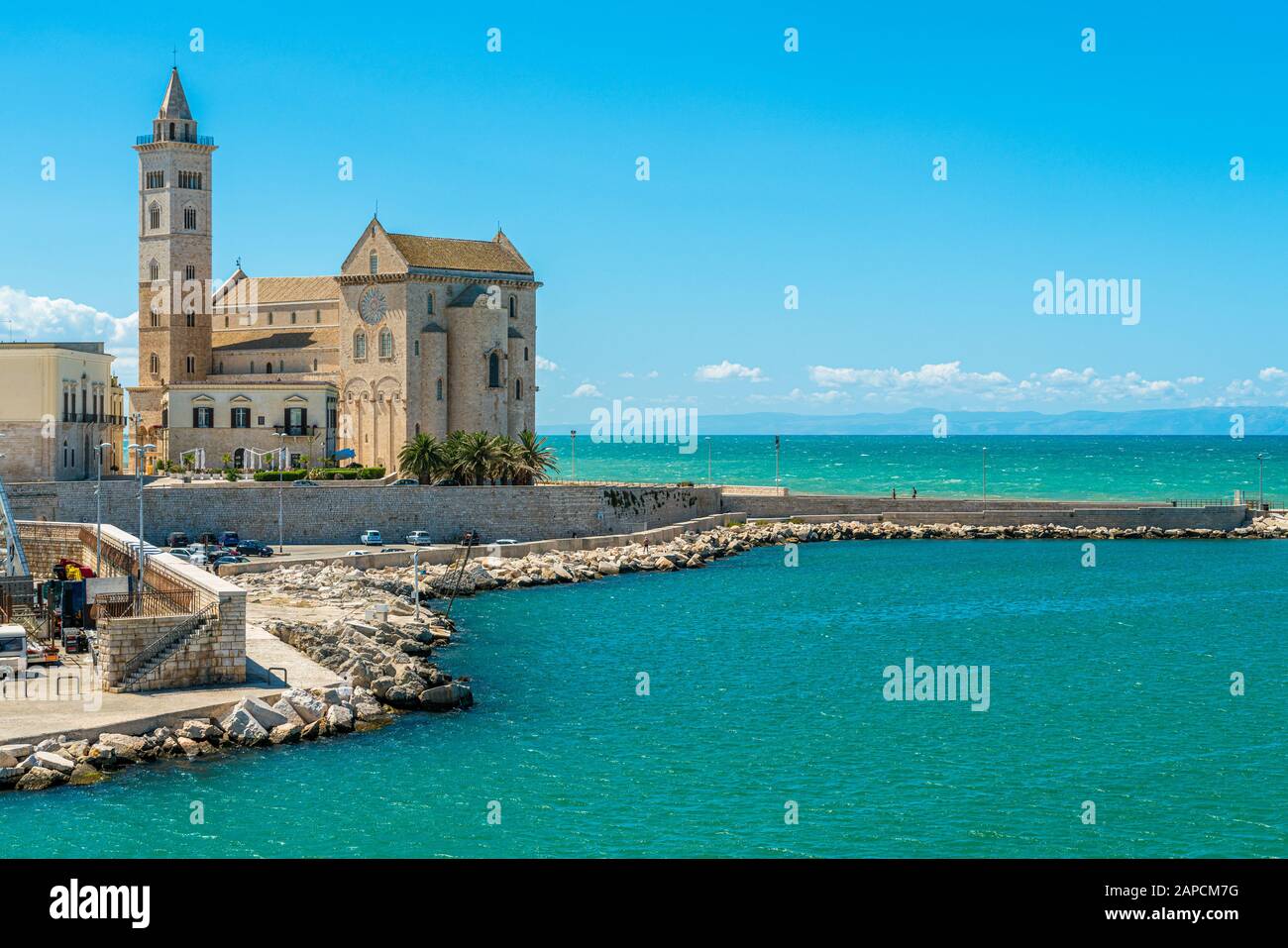 Trani waterfront avec la superbe cathédrale. Province de Barletta Andria Trani, Puglia (Pouilles), Italie. Banque D'Images
