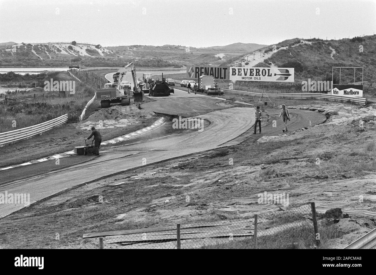 Construction d'un nouveau virage sur le circuit de Zandvoort Date : 20 août 1979 lieu : Noord-Holland, Zandvoort mots clés : circuits, construction de routes Banque D'Images