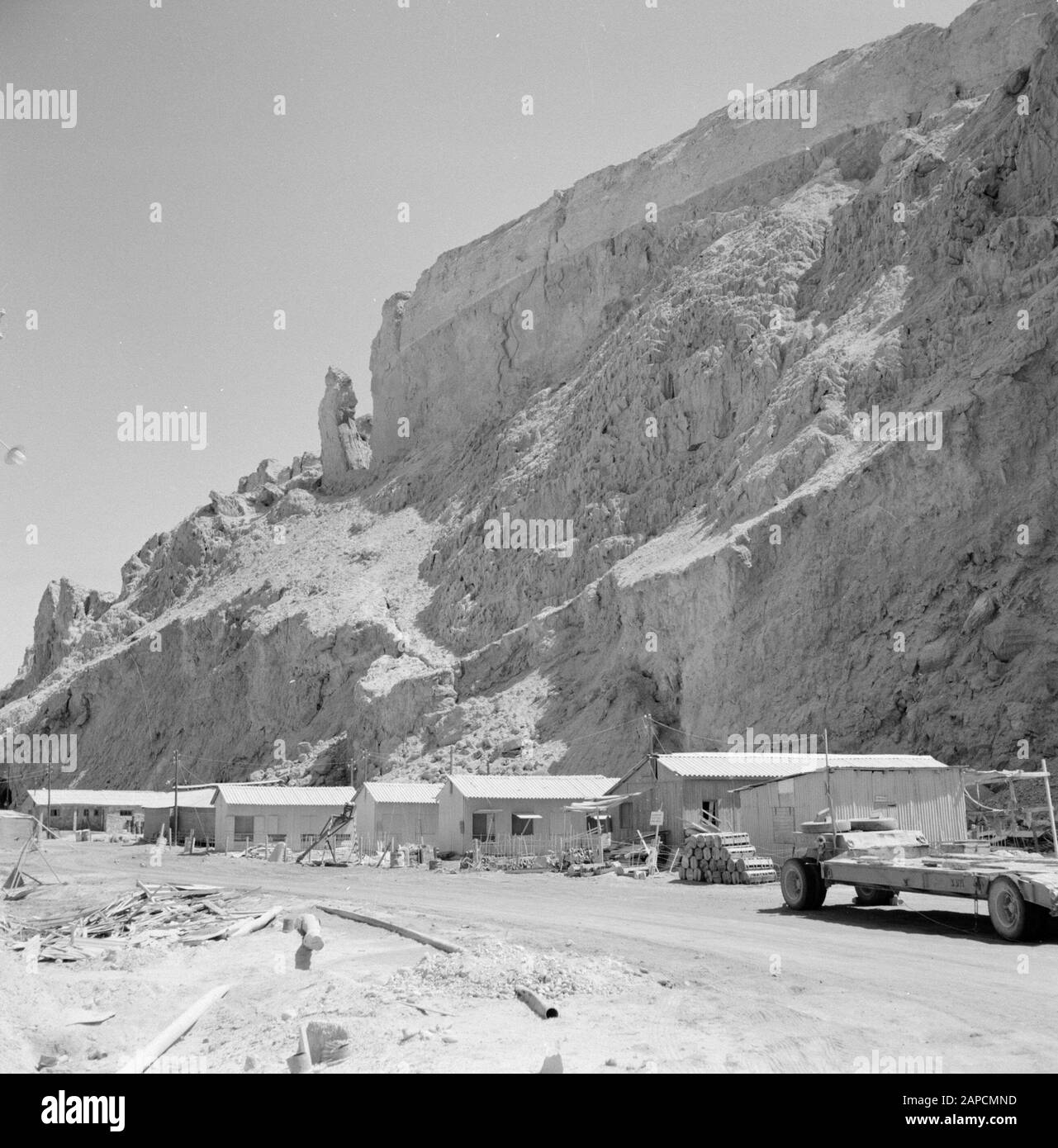 Israël 1964-1965: Mer morte, Sodome Description: Nombre de casernes sur la mer Morte. Annotation : la mer Morte n'est pas seulement la plus salée mais aussi la plus grande eau minérale au monde. Il y a une concentration exceptionnellement élevée de potassium, de brome, de magnésium et d'iode. Date: 1964 lieu: Mer morte, Israël, Sodome mots clés: Casernes, sel, extraction de sel Banque D'Images