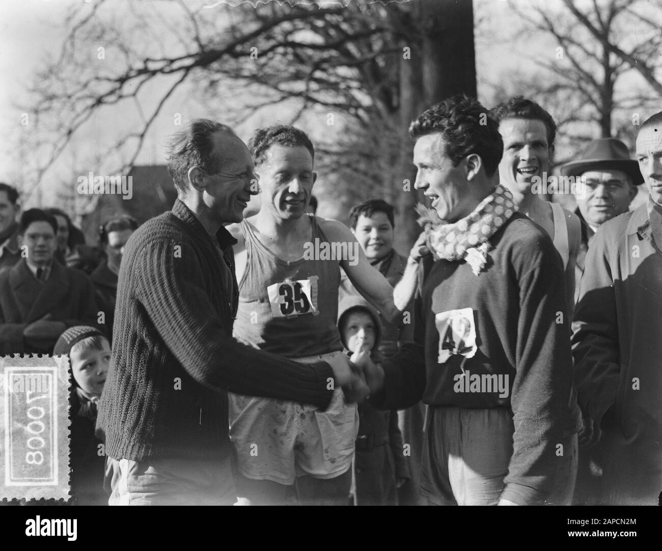 Athletics Crosschampics Pays-Bas, First W. van Zeeland Date : 6 mars 1955 mots clés : ALETICS, Crosschampier1 Nom personnel : W. van Zeeland, aac, j adriaansen, trippelenberg Banque D'Images