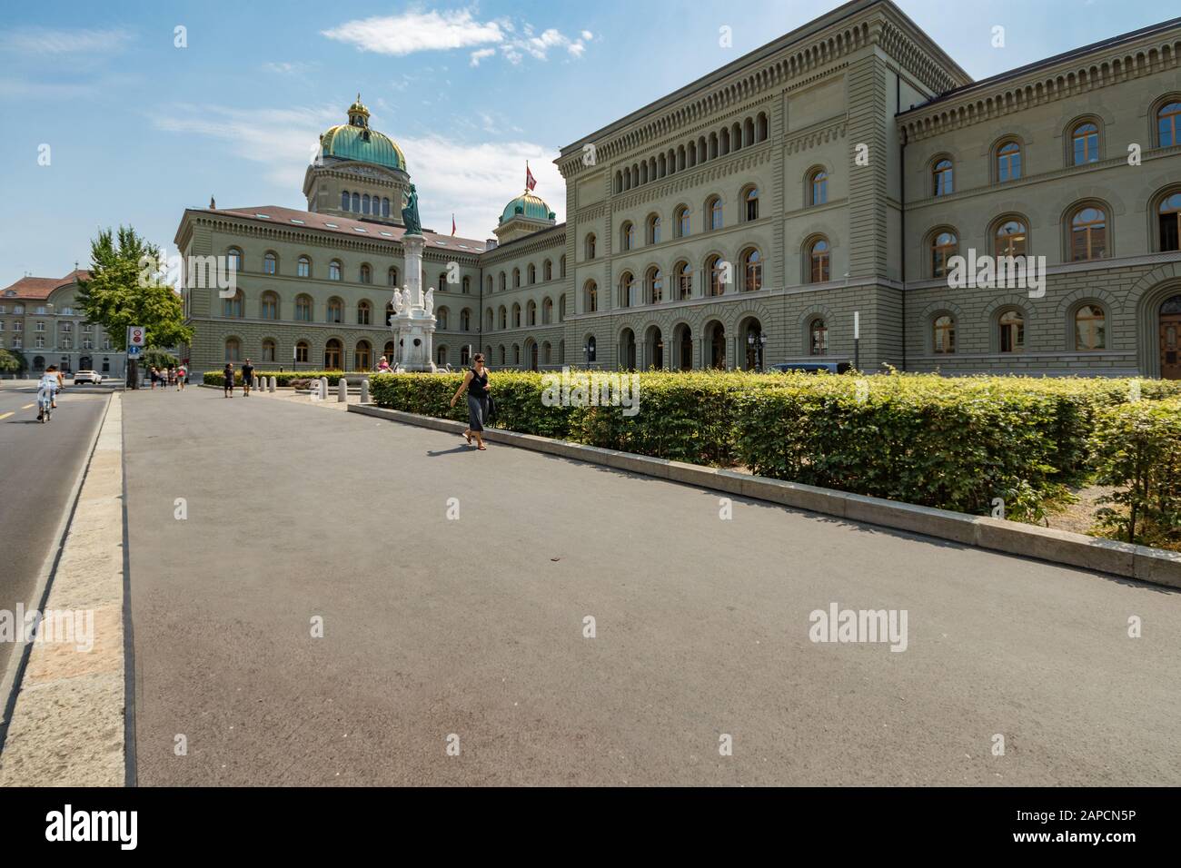 Berne, Suisse - 26 juillet 2019 : aile ouest du Palais fédéral de Suisse. Bâtiment du parlement de la capitale suisse avec toit en dôme vert et Swis Banque D'Images