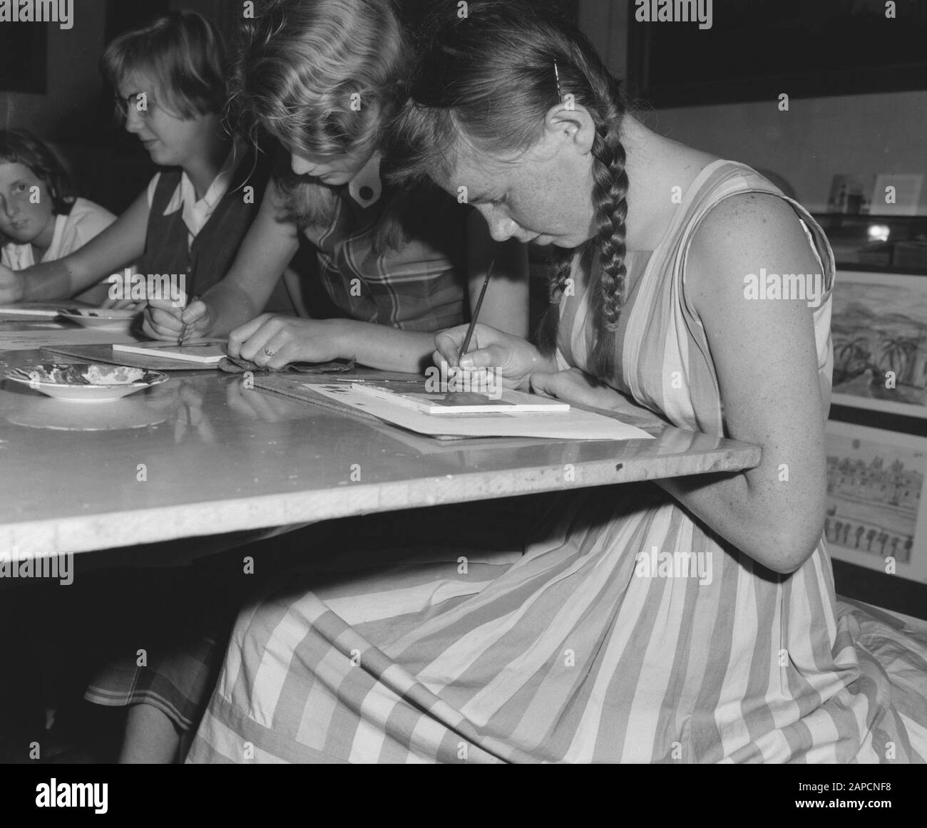 Peinture poterie par la jeunesse au Musée historique de Rotterdam Date : 2 août 1958 lieu : Rotterdam, Zuid-Holland mots clés : Nom du personnage de la jeunesse : Musée historique Banque D'Images