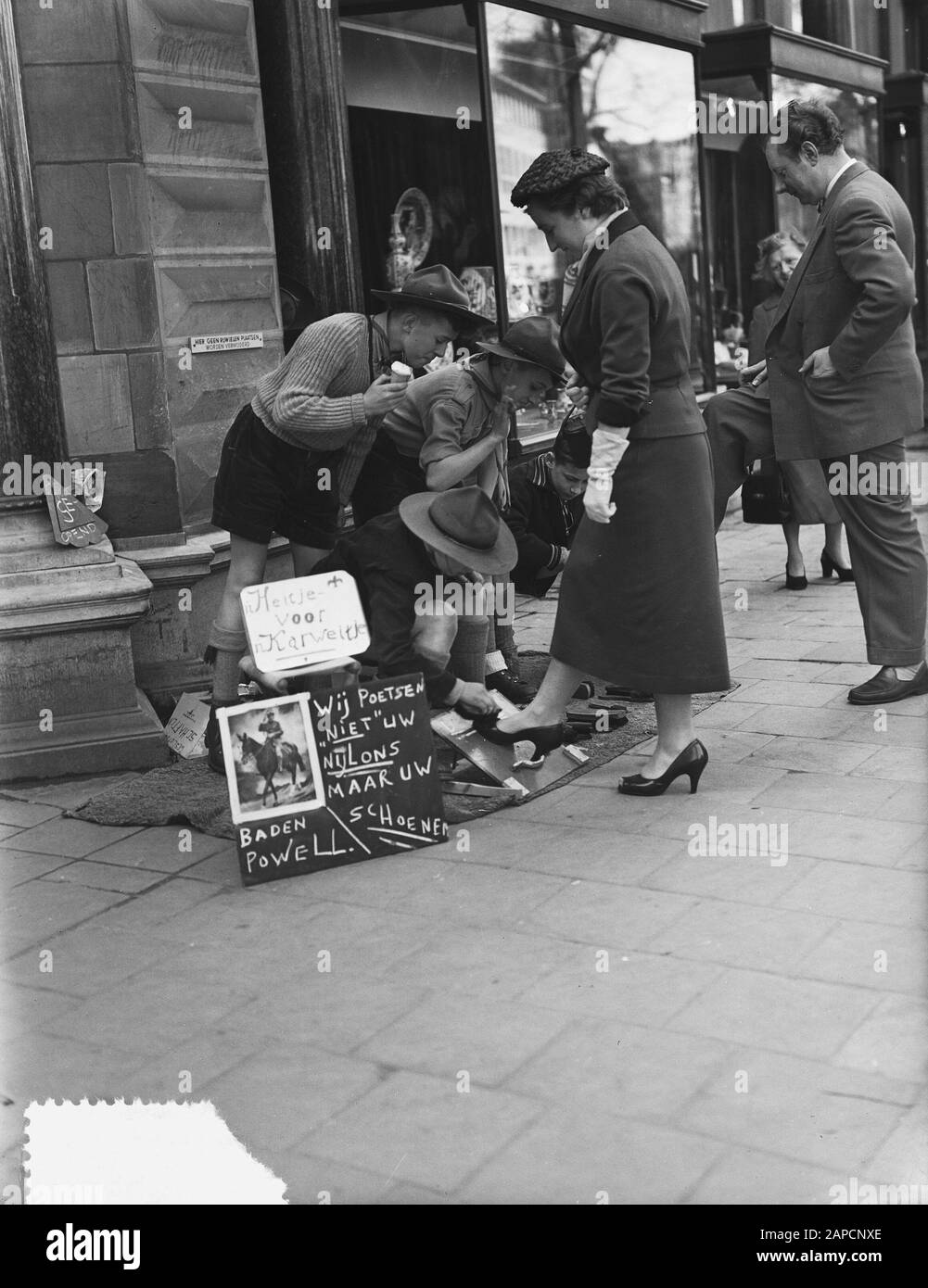 Action Heitje Voor Karweitje Amsterdam, Shoeshine Date : 13 Avril 1955 Lieu : Amsterdam, Noord-Holland Mots Clés : Schoenshiner Banque D'Images Action Heitje Voor Karweitje Amsterdam, Shoeshine Date : 13 Avril 1955 Lieu : Amsterdam, Noord-Holland Mots Clés : Schoenshiner Banque D'Images
